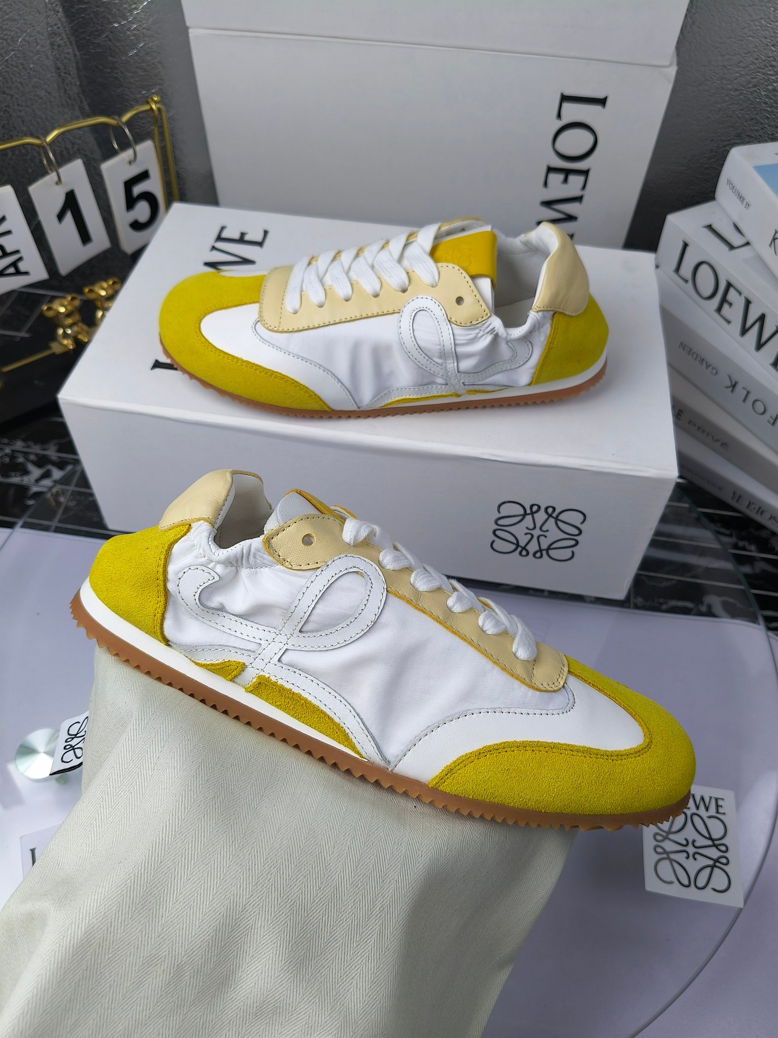 Loewe 罗意威 经典阿甘德训鞋,
情侣款35-46
出厂220
阿甘鞋👇 FLOW RUNNER系列 集复古 时尚 运动为一体
正所谓穿上休闲阿甘鞋 让步伐自由而不羁!这款阿甘鞋主打的就是一个增高得来又舒适 上脚的轻便那是大家想像不到的的~虽然说这个系列颜色比较多哈 但是我们给大家在回来的这两个颜色就是最最最火的配色了~相信咱家准没错 轻便清爽的设计 超级适合这个夏天的穿搭!
阿甘鞋的鞋头部分采用了椭圆形的设计 这种简约复古的风格也正是当下流行的极简主义了吧?
鞋面:由进口高丝光牛反绒➕进口小牛皮➕品牌专用风衣布
多种材质进行拼接 重叠 层次分明 从而呈现出色的层次质感颜值非常出色!
尺码:35-45
原盒包装!