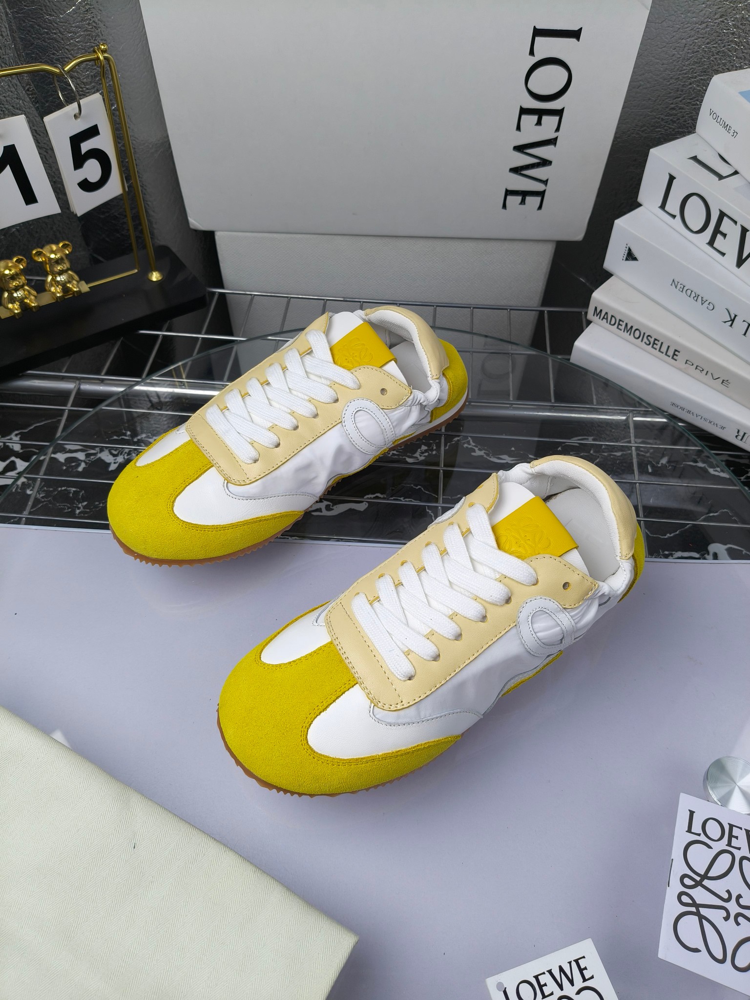 Loewe 罗意威 经典阿甘德训鞋,
情侣款35-46
出厂220
阿甘鞋👇 FLOW RUNNER系列 集复古 时尚 运动为一体
正所谓穿上休闲阿甘鞋 让步伐自由而不羁!这款阿甘鞋主打的就是一个增高得来又舒适 上脚的轻便那是大家想像不到的的~虽然说这个系列颜色比较多哈 但是我们给大家在回来的这两个颜色就是最最最火的配色了~相信咱家准没错 轻便清爽的设计 超级适合这个夏天的穿搭!
阿甘鞋的鞋头部分采用了椭圆形的设计 这种简约复古的风格也正是当下流行的极简主义了吧?
鞋面:由进口高丝光牛反绒➕进口小牛皮➕品牌专用风衣布
多种材质进行拼接 重叠 层次分明 从而呈现出色的层次质感颜值非常出色!
尺码:35-45
原盒包装!
