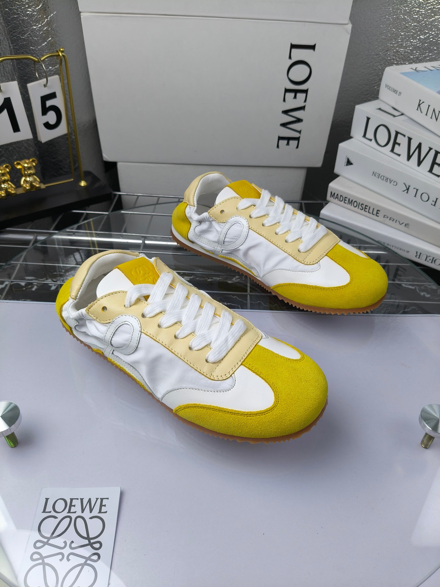 Loewe 罗意威 经典阿甘德训鞋,
情侣款35-46
出厂220
阿甘鞋👇 FLOW RUNNER系列 集复古 时尚 运动为一体
正所谓穿上休闲阿甘鞋 让步伐自由而不羁!这款阿甘鞋主打的就是一个增高得来又舒适 上脚的轻便那是大家想像不到的的~虽然说这个系列颜色比较多哈 但是我们给大家在回来的这两个颜色就是最最最火的配色了~相信咱家准没错 轻便清爽的设计 超级适合这个夏天的穿搭!
阿甘鞋的鞋头部分采用了椭圆形的设计 这种简约复古的风格也正是当下流行的极简主义了吧?
鞋面:由进口高丝光牛反绒➕进口小牛皮➕品牌专用风衣布
多种材质进行拼接 重叠 层次分明 从而呈现出色的层次质感颜值非常出色!
尺码:35-45
原盒包装!