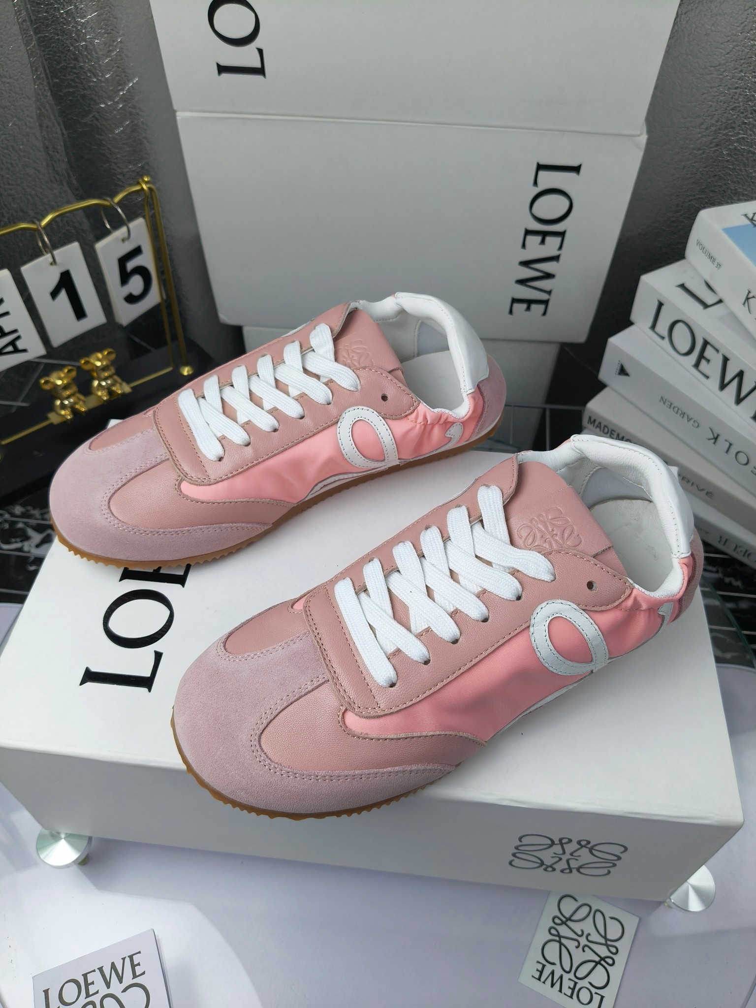 Loewe 罗意威 经典阿甘德训鞋,
情侣款35-46
出厂220
阿甘鞋👇 FLOW RUNNER系列 集复古 时尚 运动为一体
正所谓穿上休闲阿甘鞋 让步伐自由而不羁!这款阿甘鞋主打的就是一个增高得来又舒适 上脚的轻便那是大家想像不到的的~虽然说这个系列颜色比较多哈 但是我们给大家在回来的这两个颜色就是最最最火的配色了~相信咱家准没错 轻便清爽的设计 超级适合这个夏天的穿搭!
阿甘鞋的鞋头部分采用了椭圆形的设计 这种简约复古的风格也正是当下流行的极简主义了吧?
鞋面:由进口高丝光牛反绒➕进口小牛皮➕品牌专用风衣布
多种材质进行拼接 重叠 层次分明 从而呈现出色的层次质感颜值非常出色!
尺码:35-45
原盒包装!