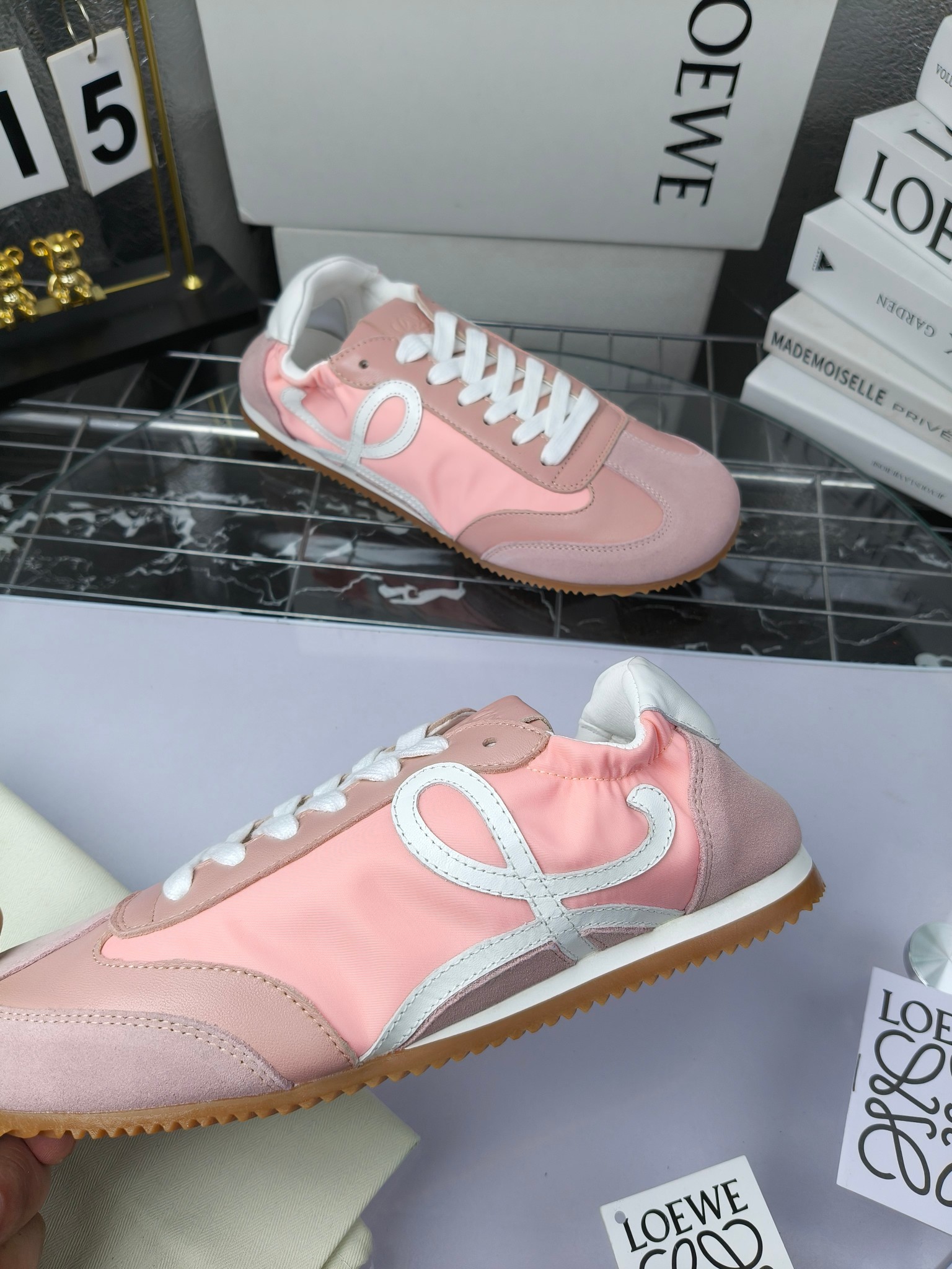 Loewe 罗意威 经典阿甘德训鞋,
情侣款35-46
出厂220
阿甘鞋👇 FLOW RUNNER系列 集复古 时尚 运动为一体
正所谓穿上休闲阿甘鞋 让步伐自由而不羁!这款阿甘鞋主打的就是一个增高得来又舒适 上脚的轻便那是大家想像不到的的~虽然说这个系列颜色比较多哈 但是我们给大家在回来的这两个颜色就是最最最火的配色了~相信咱家准没错 轻便清爽的设计 超级适合这个夏天的穿搭!
阿甘鞋的鞋头部分采用了椭圆形的设计 这种简约复古的风格也正是当下流行的极简主义了吧?
鞋面:由进口高丝光牛反绒➕进口小牛皮➕品牌专用风衣布
多种材质进行拼接 重叠 层次分明 从而呈现出色的层次质感颜值非常出色!
尺码:35-45
原盒包装!