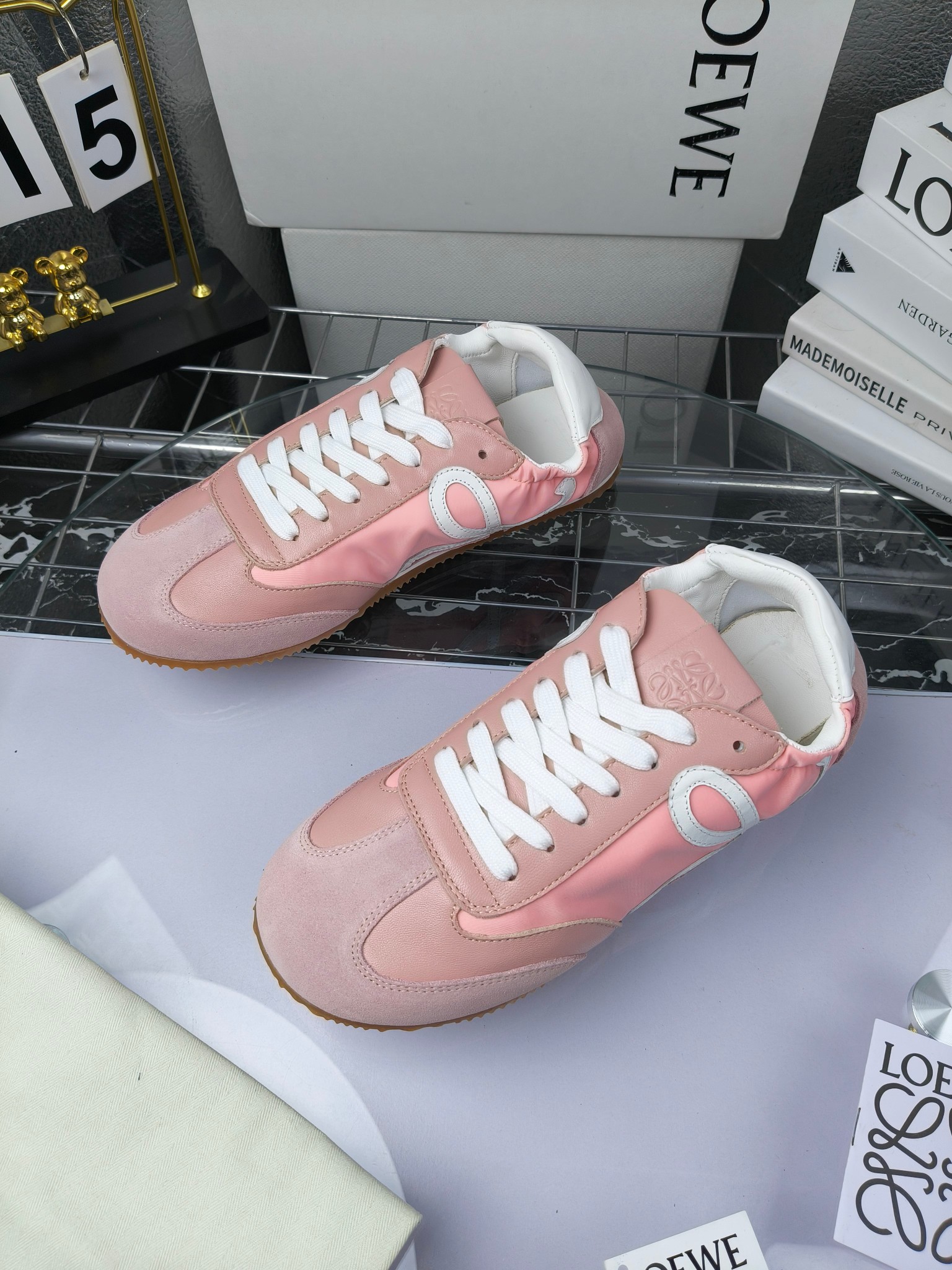 Loewe 罗意威 经典阿甘德训鞋,
情侣款35-46
出厂220
阿甘鞋👇 FLOW RUNNER系列 集复古 时尚 运动为一体
正所谓穿上休闲阿甘鞋 让步伐自由而不羁!这款阿甘鞋主打的就是一个增高得来又舒适 上脚的轻便那是大家想像不到的的~虽然说这个系列颜色比较多哈 但是我们给大家在回来的这两个颜色就是最最最火的配色了~相信咱家准没错 轻便清爽的设计 超级适合这个夏天的穿搭!
阿甘鞋的鞋头部分采用了椭圆形的设计 这种简约复古的风格也正是当下流行的极简主义了吧?
鞋面:由进口高丝光牛反绒➕进口小牛皮➕品牌专用风衣布
多种材质进行拼接 重叠 层次分明 从而呈现出色的层次质感颜值非常出色!
尺码:35-45
原盒包装!