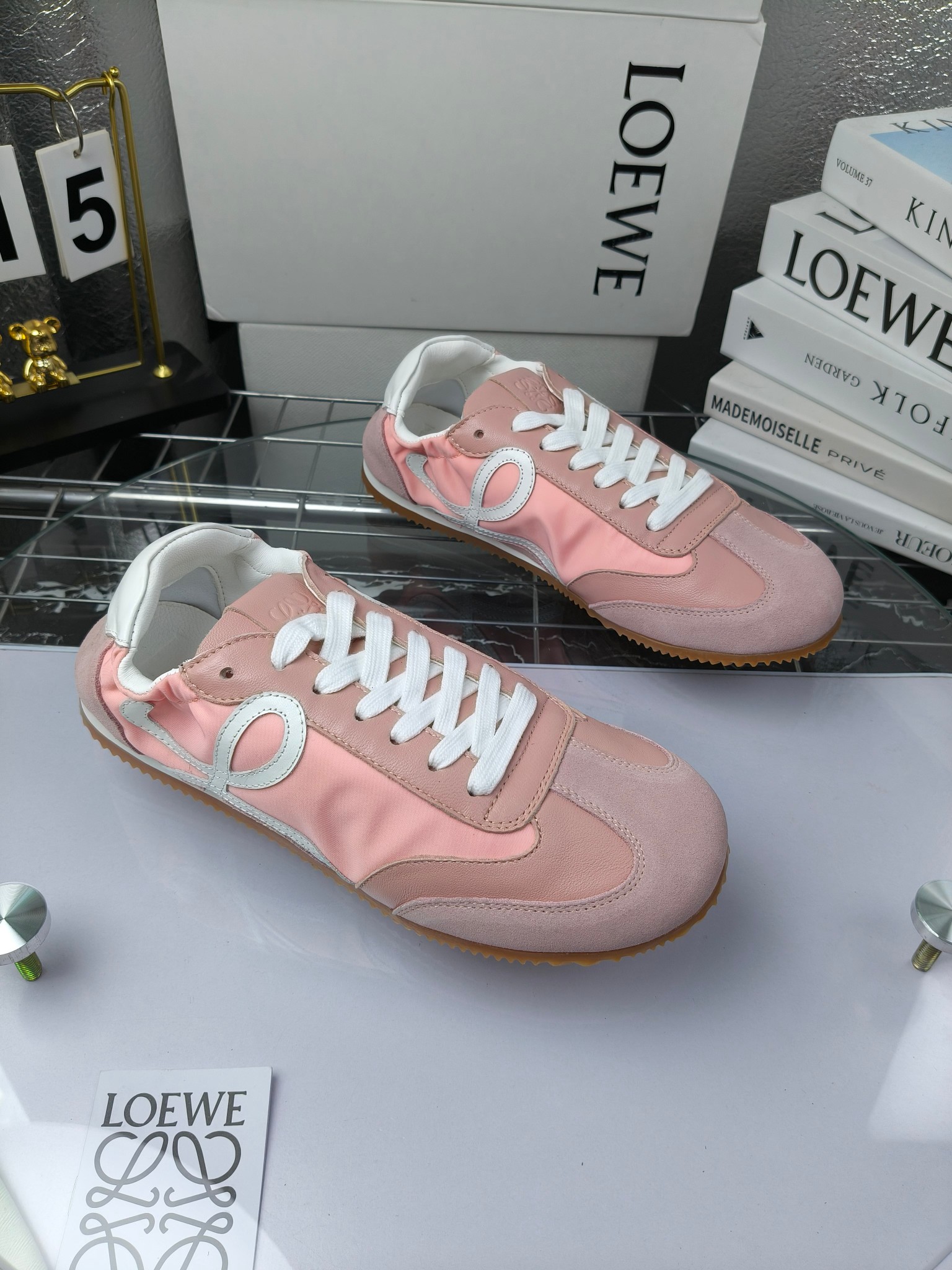 Loewe 罗意威 经典阿甘德训鞋,
情侣款35-46
出厂220
阿甘鞋👇 FLOW RUNNER系列 集复古 时尚 运动为一体
正所谓穿上休闲阿甘鞋 让步伐自由而不羁!这款阿甘鞋主打的就是一个增高得来又舒适 上脚的轻便那是大家想像不到的的~虽然说这个系列颜色比较多哈 但是我们给大家在回来的这两个颜色就是最最最火的配色了~相信咱家准没错 轻便清爽的设计 超级适合这个夏天的穿搭!
阿甘鞋的鞋头部分采用了椭圆形的设计 这种简约复古的风格也正是当下流行的极简主义了吧?
鞋面:由进口高丝光牛反绒➕进口小牛皮➕品牌专用风衣布
多种材质进行拼接 重叠 层次分明 从而呈现出色的层次质感颜值非常出色!
尺码:35-45
原盒包装!