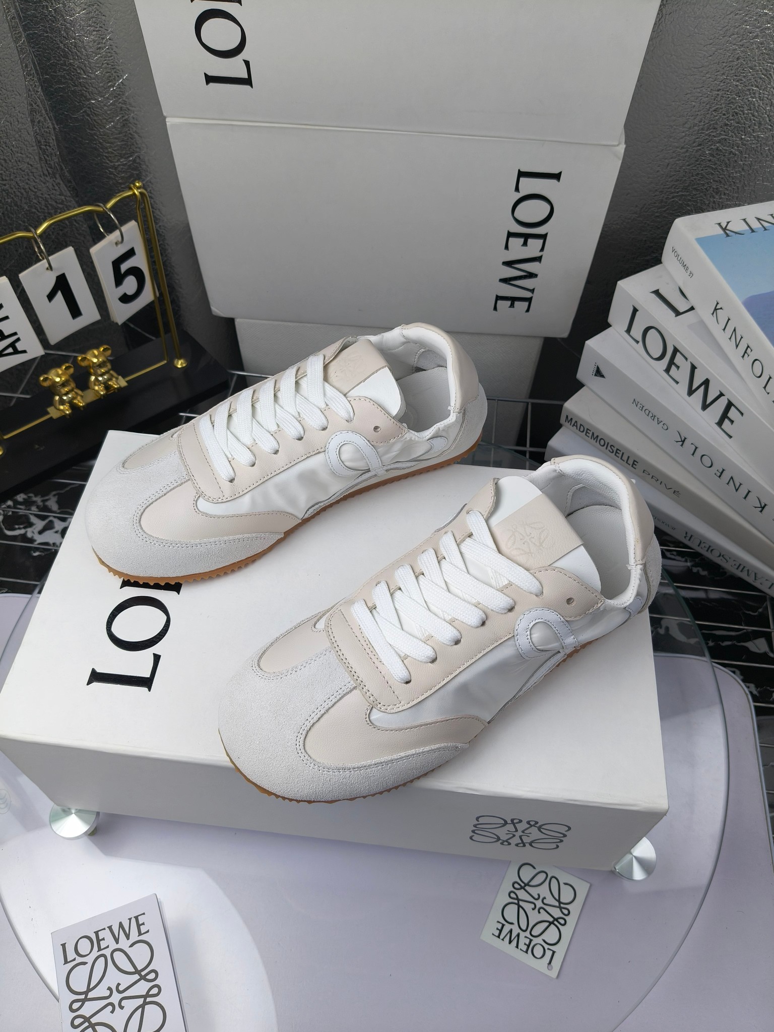 Loewe 罗意威 经典阿甘德训鞋,
情侣款35-46
出厂220
阿甘鞋👇 FLOW RUNNER系列 集复古 时尚 运动为一体
正所谓穿上休闲阿甘鞋 让步伐自由而不羁!这款阿甘鞋主打的就是一个增高得来又舒适 上脚的轻便那是大家想像不到的的~虽然说这个系列颜色比较多哈 但是我们给大家在回来的这两个颜色就是最最最火的配色了~相信咱家准没错 轻便清爽的设计 超级适合这个夏天的穿搭!
阿甘鞋的鞋头部分采用了椭圆形的设计 这种简约复古的风格也正是当下流行的极简主义了吧?
鞋面:由进口高丝光牛反绒➕进口小牛皮➕品牌专用风衣布
多种材质进行拼接 重叠 层次分明 从而呈现出色的层次质感颜值非常出色!
尺码:35-45
原盒包装!