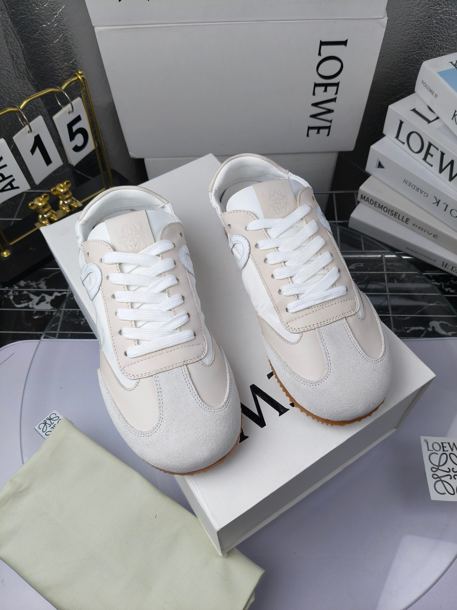 Loewe 罗意威 经典阿甘德训鞋,
情侣款35-46
出厂220
阿甘鞋👇 FLOW RUNNER系列 集复古 时尚 运动为一体
正所谓穿上休闲阿甘鞋 让步伐自由而不羁!这款阿甘鞋主打的就是一个增高得来又舒适 上脚的轻便那是大家想像不到的的~虽然说这个系列颜色比较多哈 但是我们给大家在回来的这两个颜色就是最最最火的配色了~相信咱家准没错 轻便清爽的设计 超级适合这个夏天的穿搭!
阿甘鞋的鞋头部分采用了椭圆形的设计 这种简约复古的风格也正是当下流行的极简主义了吧?
鞋面:由进口高丝光牛反绒➕进口小牛皮➕品牌专用风衣布
多种材质进行拼接 重叠 层次分明 从而呈现出色的层次质感颜值非常出色!
尺码:35-45
原盒包装!