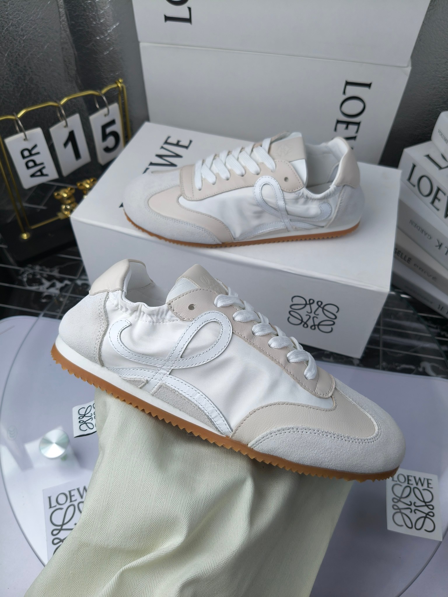 Loewe 罗意威 经典阿甘德训鞋,
情侣款35-46
出厂220
阿甘鞋👇 FLOW RUNNER系列 集复古 时尚 运动为一体
正所谓穿上休闲阿甘鞋 让步伐自由而不羁!这款阿甘鞋主打的就是一个增高得来又舒适 上脚的轻便那是大家想像不到的的~虽然说这个系列颜色比较多哈 但是我们给大家在回来的这两个颜色就是最最最火的配色了~相信咱家准没错 轻便清爽的设计 超级适合这个夏天的穿搭!
阿甘鞋的鞋头部分采用了椭圆形的设计 这种简约复古的风格也正是当下流行的极简主义了吧?
鞋面:由进口高丝光牛反绒➕进口小牛皮➕品牌专用风衣布
多种材质进行拼接 重叠 层次分明 从而呈现出色的层次质感颜值非常出色!
尺码:35-45
原盒包装!