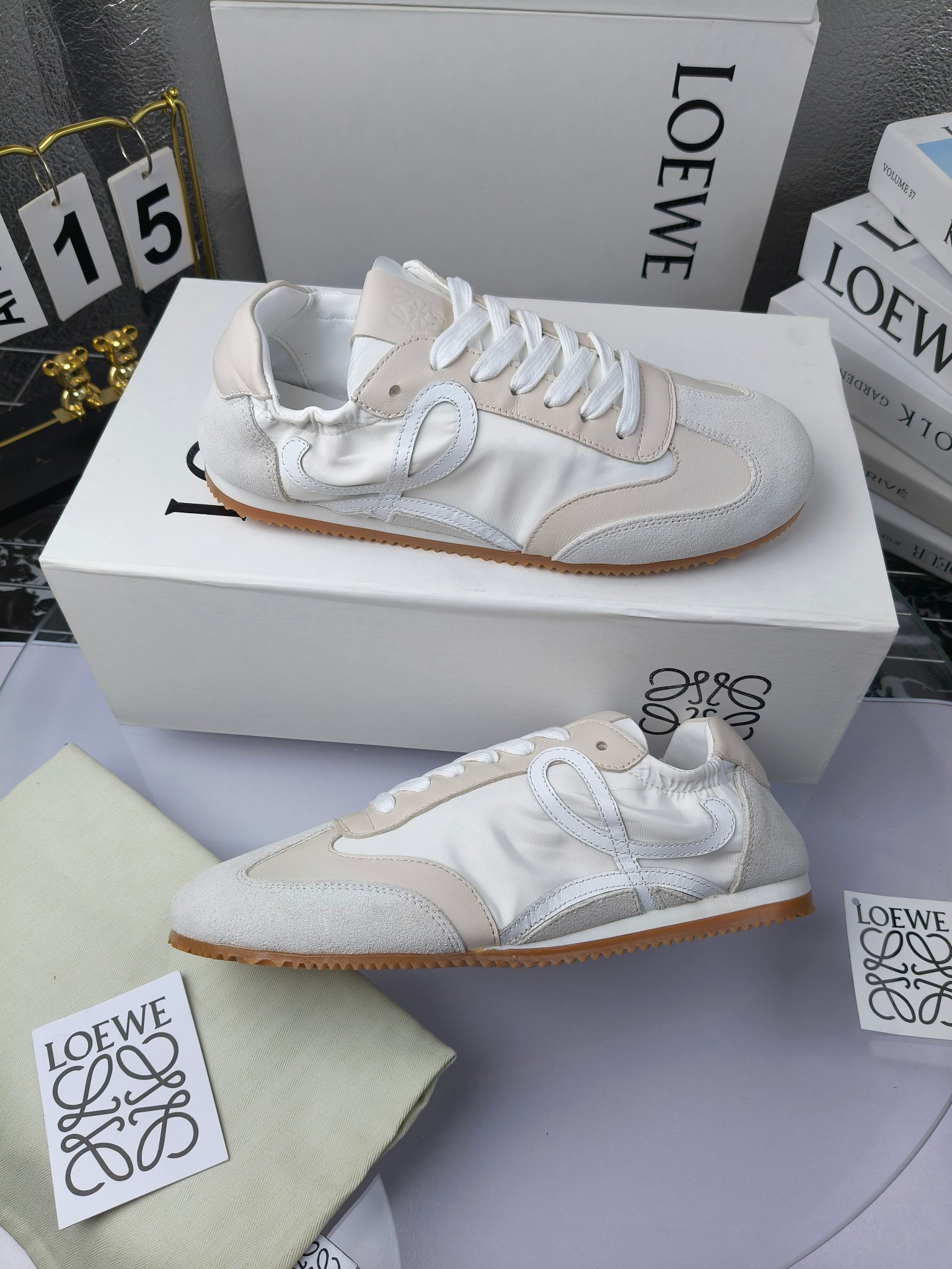 Loewe 罗意威 经典阿甘德训鞋,
情侣款35-46
出厂220
阿甘鞋👇 FLOW RUNNER系列 集复古 时尚 运动为一体
正所谓穿上休闲阿甘鞋 让步伐自由而不羁!这款阿甘鞋主打的就是一个增高得来又舒适 上脚的轻便那是大家想像不到的的~虽然说这个系列颜色比较多哈 但是我们给大家在回来的这两个颜色就是最最最火的配色了~相信咱家准没错 轻便清爽的设计 超级适合这个夏天的穿搭!
阿甘鞋的鞋头部分采用了椭圆形的设计 这种简约复古的风格也正是当下流行的极简主义了吧?
鞋面:由进口高丝光牛反绒➕进口小牛皮➕品牌专用风衣布
多种材质进行拼接 重叠 层次分明 从而呈现出色的层次质感颜值非常出色!
尺码:35-45
原盒包装!