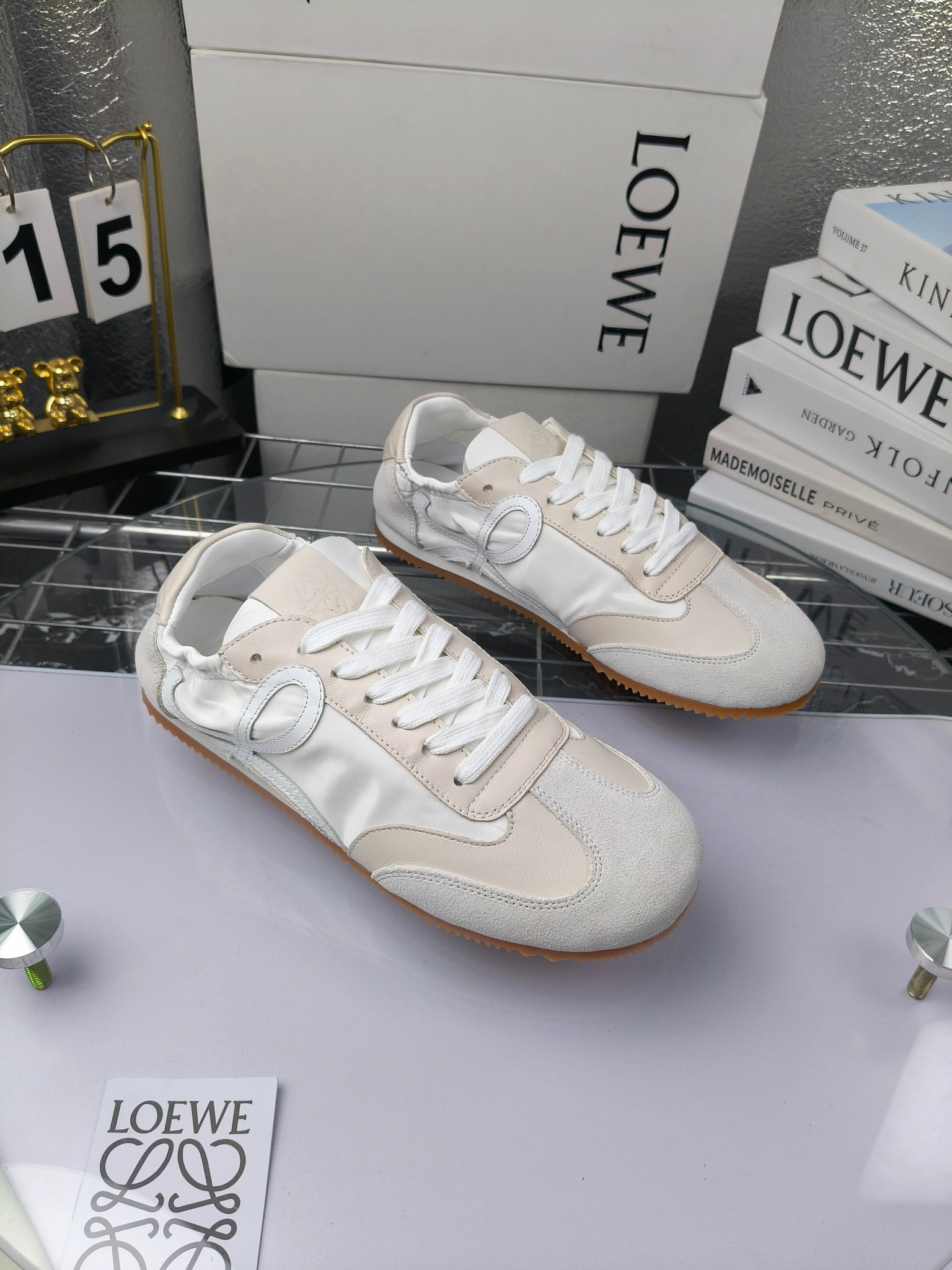 Loewe 罗意威 经典阿甘德训鞋,
情侣款35-46
出厂220
阿甘鞋👇 FLOW RUNNER系列 集复古 时尚 运动为一体
正所谓穿上休闲阿甘鞋 让步伐自由而不羁!这款阿甘鞋主打的就是一个增高得来又舒适 上脚的轻便那是大家想像不到的的~虽然说这个系列颜色比较多哈 但是我们给大家在回来的这两个颜色就是最最最火的配色了~相信咱家准没错 轻便清爽的设计 超级适合这个夏天的穿搭!
阿甘鞋的鞋头部分采用了椭圆形的设计 这种简约复古的风格也正是当下流行的极简主义了吧?
鞋面:由进口高丝光牛反绒➕进口小牛皮➕品牌专用风衣布
多种材质进行拼接 重叠 层次分明 从而呈现出色的层次质感颜值非常出色!
尺码:35-45
原盒包装!