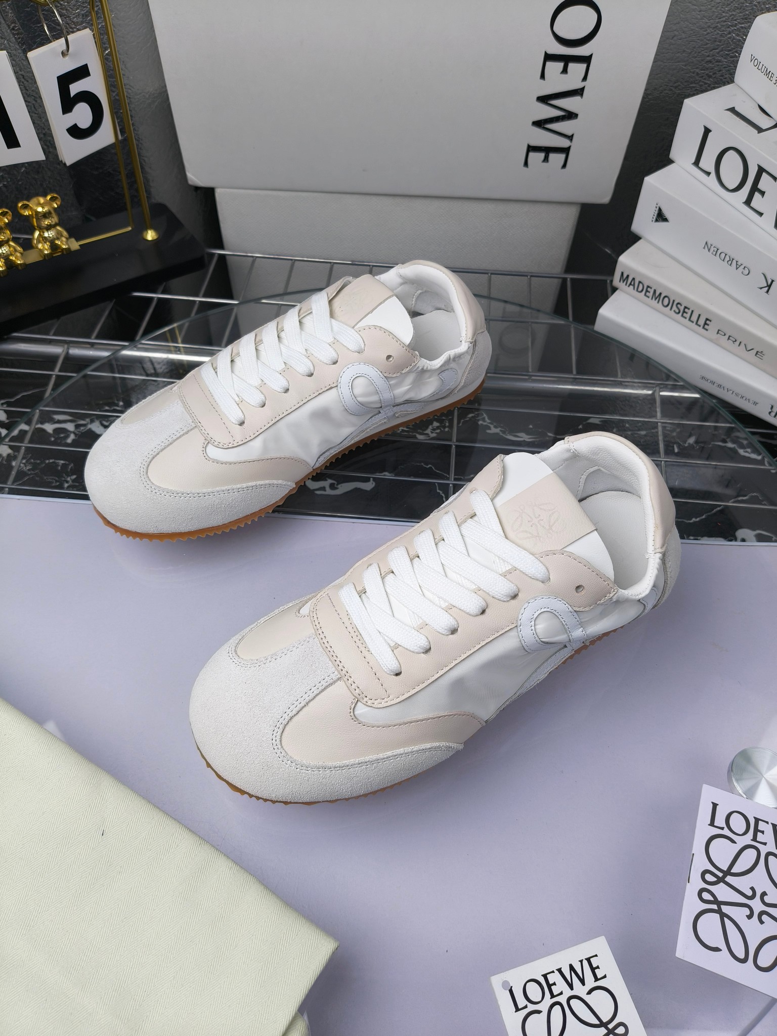 Loewe 罗意威 经典阿甘德训鞋,
情侣款35-46
出厂220
阿甘鞋👇 FLOW RUNNER系列 集复古 时尚 运动为一体
正所谓穿上休闲阿甘鞋 让步伐自由而不羁!这款阿甘鞋主打的就是一个增高得来又舒适 上脚的轻便那是大家想像不到的的~虽然说这个系列颜色比较多哈 但是我们给大家在回来的这两个颜色就是最最最火的配色了~相信咱家准没错 轻便清爽的设计 超级适合这个夏天的穿搭!
阿甘鞋的鞋头部分采用了椭圆形的设计 这种简约复古的风格也正是当下流行的极简主义了吧?
鞋面:由进口高丝光牛反绒➕进口小牛皮➕品牌专用风衣布
多种材质进行拼接 重叠 层次分明 从而呈现出色的层次质感颜值非常出色!
尺码:35-45
原盒包装!