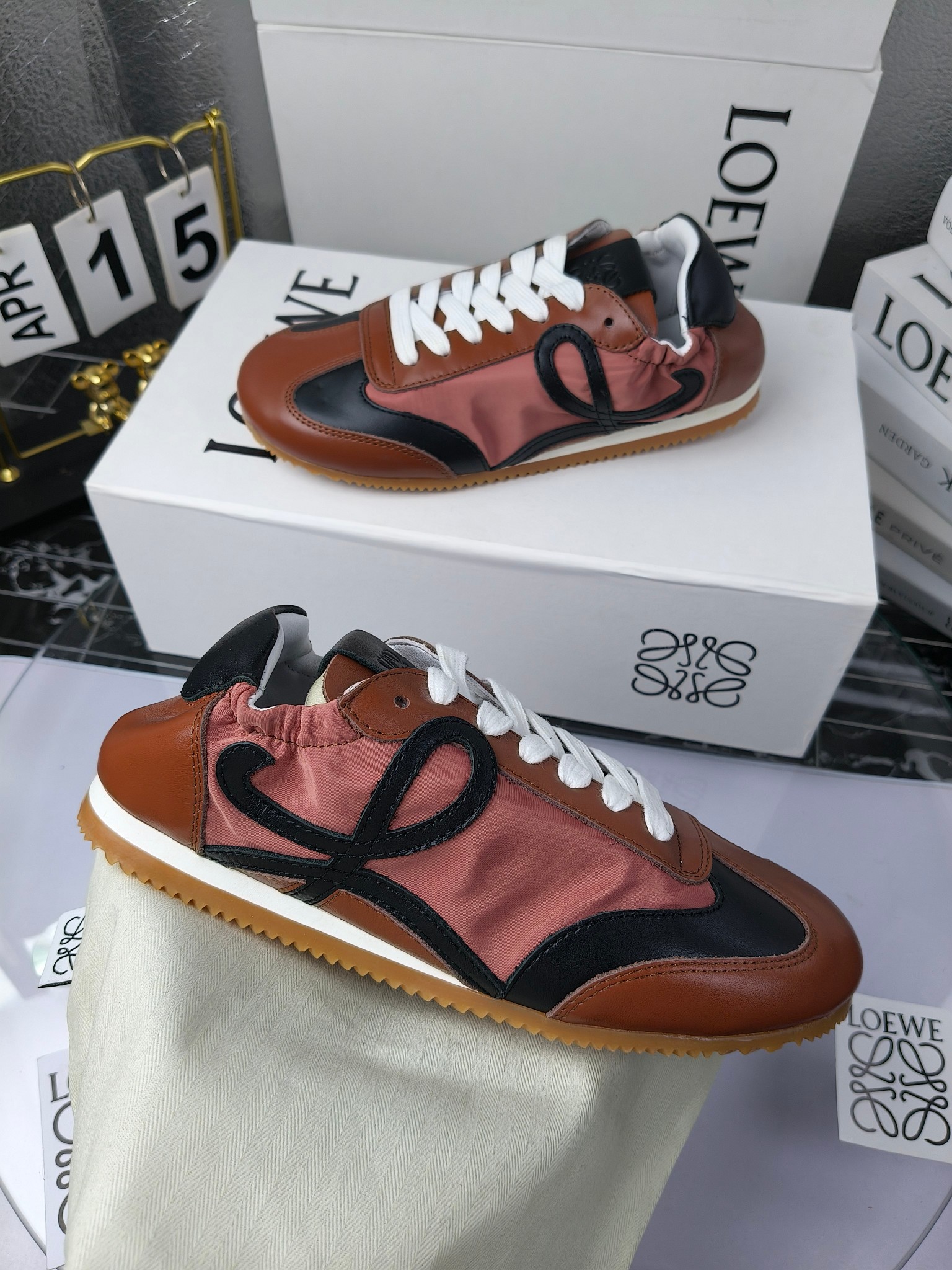 Loewe 罗意威 经典阿甘德训鞋,
情侣款35-46
出厂220
阿甘鞋👇 FLOW RUNNER系列 集复古 时尚 运动为一体
正所谓穿上休闲阿甘鞋 让步伐自由而不羁!这款阿甘鞋主打的就是一个增高得来又舒适 上脚的轻便那是大家想像不到的的~虽然说这个系列颜色比较多哈 但是我们给大家在回来的这两个颜色就是最最最火的配色了~相信咱家准没错 轻便清爽的设计 超级适合这个夏天的穿搭!
阿甘鞋的鞋头部分采用了椭圆形的设计 这种简约复古的风格也正是当下流行的极简主义了吧?
鞋面:由进口高丝光牛反绒➕进口小牛皮➕品牌专用风衣布
多种材质进行拼接 重叠 层次分明 从而呈现出色的层次质感颜值非常出色!
尺码:35-45
原盒包装!