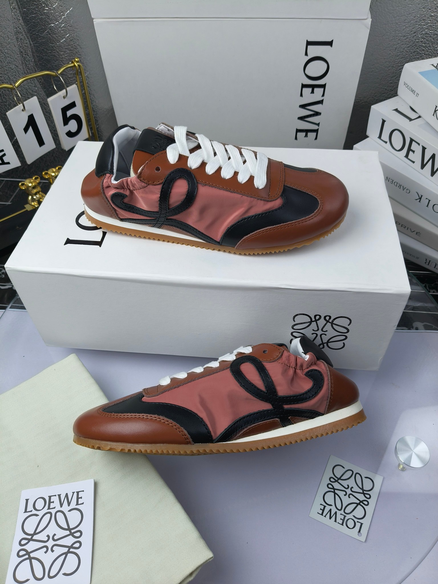 Loewe 罗意威 经典阿甘德训鞋,
情侣款35-46
出厂220
阿甘鞋👇 FLOW RUNNER系列 集复古 时尚 运动为一体
正所谓穿上休闲阿甘鞋 让步伐自由而不羁!这款阿甘鞋主打的就是一个增高得来又舒适 上脚的轻便那是大家想像不到的的~虽然说这个系列颜色比较多哈 但是我们给大家在回来的这两个颜色就是最最最火的配色了~相信咱家准没错 轻便清爽的设计 超级适合这个夏天的穿搭!
阿甘鞋的鞋头部分采用了椭圆形的设计 这种简约复古的风格也正是当下流行的极简主义了吧?
鞋面:由进口高丝光牛反绒➕进口小牛皮➕品牌专用风衣布
多种材质进行拼接 重叠 层次分明 从而呈现出色的层次质感颜值非常出色!
尺码:35-45
原盒包装!