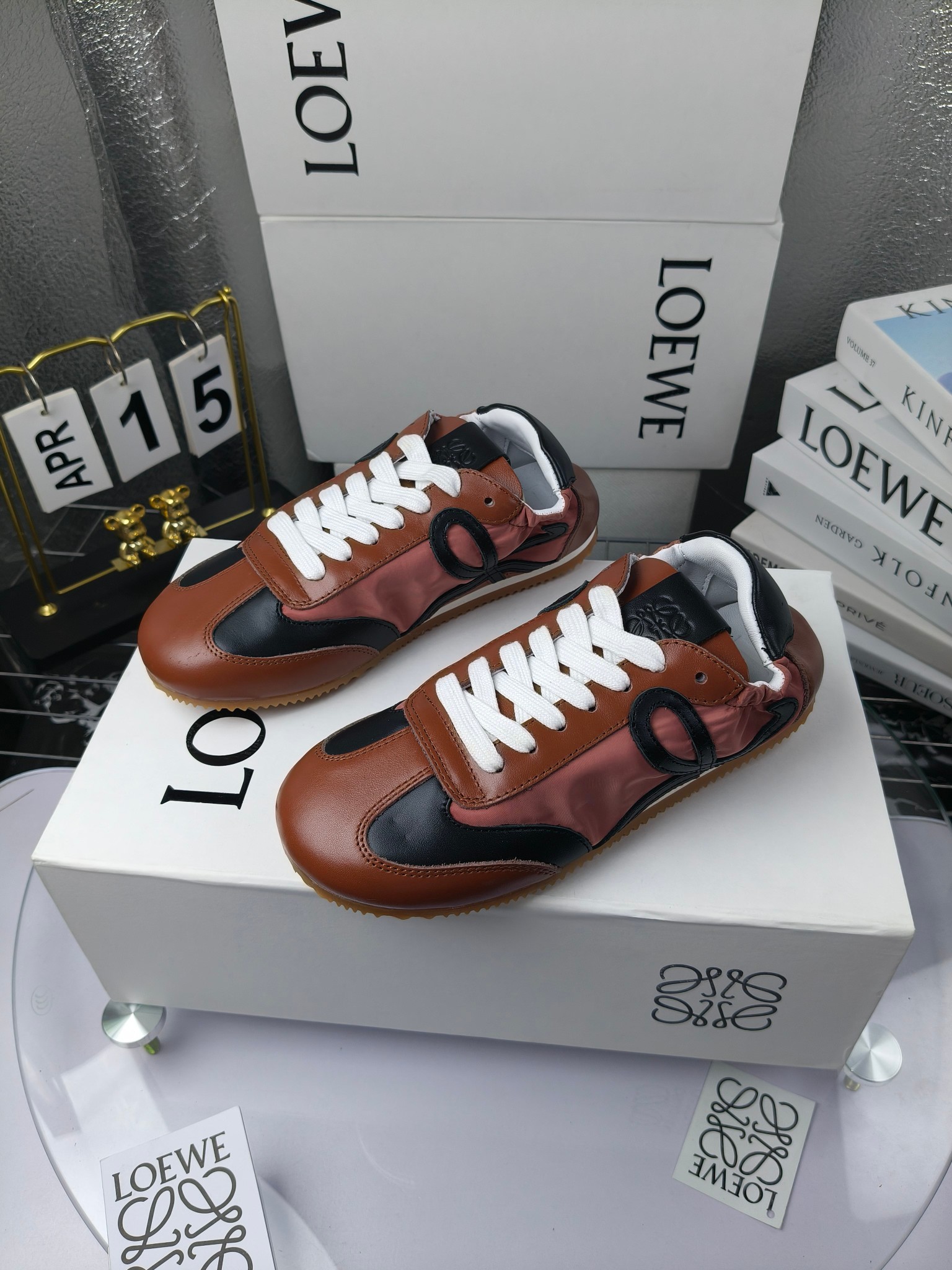 Loewe 罗意威 经典阿甘德训鞋,
情侣款35-46
出厂220
阿甘鞋👇 FLOW RUNNER系列 集复古 时尚 运动为一体
正所谓穿上休闲阿甘鞋 让步伐自由而不羁!这款阿甘鞋主打的就是一个增高得来又舒适 上脚的轻便那是大家想像不到的的~虽然说这个系列颜色比较多哈 但是我们给大家在回来的这两个颜色就是最最最火的配色了~相信咱家准没错 轻便清爽的设计 超级适合这个夏天的穿搭!
阿甘鞋的鞋头部分采用了椭圆形的设计 这种简约复古的风格也正是当下流行的极简主义了吧?
鞋面:由进口高丝光牛反绒➕进口小牛皮➕品牌专用风衣布
多种材质进行拼接 重叠 层次分明 从而呈现出色的层次质感颜值非常出色!
尺码:35-45
原盒包装!