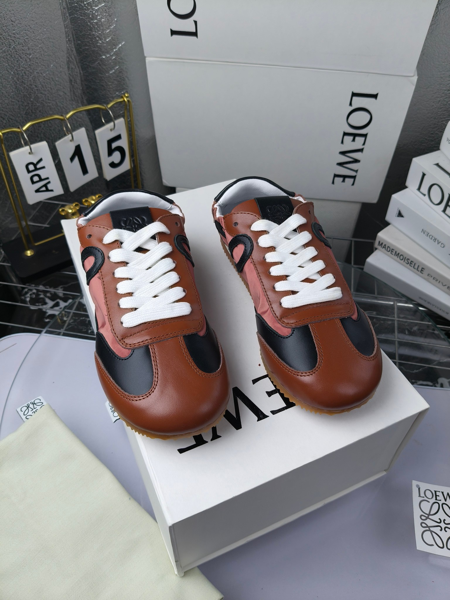 Loewe 罗意威 经典阿甘德训鞋,
情侣款35-46
出厂220
阿甘鞋👇 FLOW RUNNER系列 集复古 时尚 运动为一体
正所谓穿上休闲阿甘鞋 让步伐自由而不羁!这款阿甘鞋主打的就是一个增高得来又舒适 上脚的轻便那是大家想像不到的的~虽然说这个系列颜色比较多哈 但是我们给大家在回来的这两个颜色就是最最最火的配色了~相信咱家准没错 轻便清爽的设计 超级适合这个夏天的穿搭!
阿甘鞋的鞋头部分采用了椭圆形的设计 这种简约复古的风格也正是当下流行的极简主义了吧?
鞋面:由进口高丝光牛反绒➕进口小牛皮➕品牌专用风衣布
多种材质进行拼接 重叠 层次分明 从而呈现出色的层次质感颜值非常出色!
尺码:35-45
原盒包装!