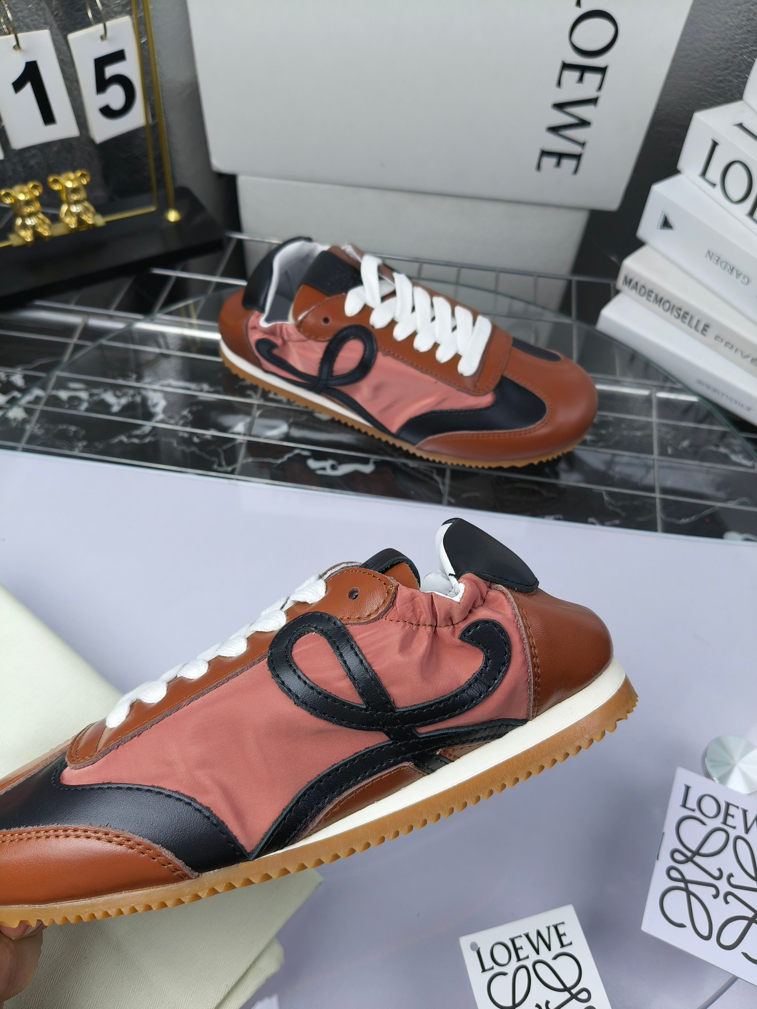 Loewe 罗意威 经典阿甘德训鞋,
情侣款35-46
出厂220
阿甘鞋👇 FLOW RUNNER系列 集复古 时尚 运动为一体
正所谓穿上休闲阿甘鞋 让步伐自由而不羁!这款阿甘鞋主打的就是一个增高得来又舒适 上脚的轻便那是大家想像不到的的~虽然说这个系列颜色比较多哈 但是我们给大家在回来的这两个颜色就是最最最火的配色了~相信咱家准没错 轻便清爽的设计 超级适合这个夏天的穿搭!
阿甘鞋的鞋头部分采用了椭圆形的设计 这种简约复古的风格也正是当下流行的极简主义了吧?
鞋面:由进口高丝光牛反绒➕进口小牛皮➕品牌专用风衣布
多种材质进行拼接 重叠 层次分明 从而呈现出色的层次质感颜值非常出色!
尺码:35-45
原盒包装!
