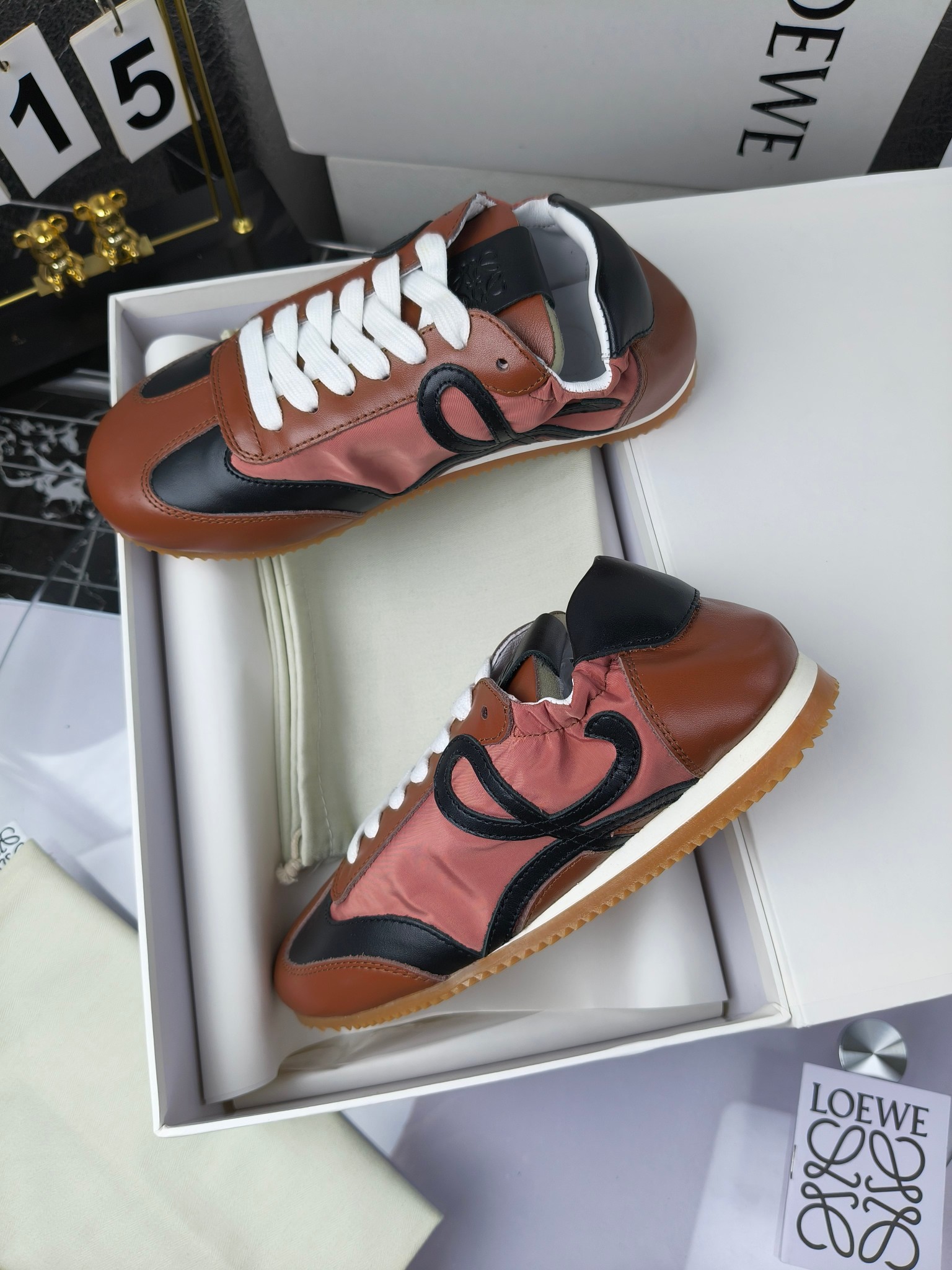 Loewe 罗意威 经典阿甘德训鞋,
情侣款35-46
出厂220
阿甘鞋👇 FLOW RUNNER系列 集复古 时尚 运动为一体
正所谓穿上休闲阿甘鞋 让步伐自由而不羁!这款阿甘鞋主打的就是一个增高得来又舒适 上脚的轻便那是大家想像不到的的~虽然说这个系列颜色比较多哈 但是我们给大家在回来的这两个颜色就是最最最火的配色了~相信咱家准没错 轻便清爽的设计 超级适合这个夏天的穿搭!
阿甘鞋的鞋头部分采用了椭圆形的设计 这种简约复古的风格也正是当下流行的极简主义了吧?
鞋面:由进口高丝光牛反绒➕进口小牛皮➕品牌专用风衣布
多种材质进行拼接 重叠 层次分明 从而呈现出色的层次质感颜值非常出色!
尺码:35-45
原盒包装!