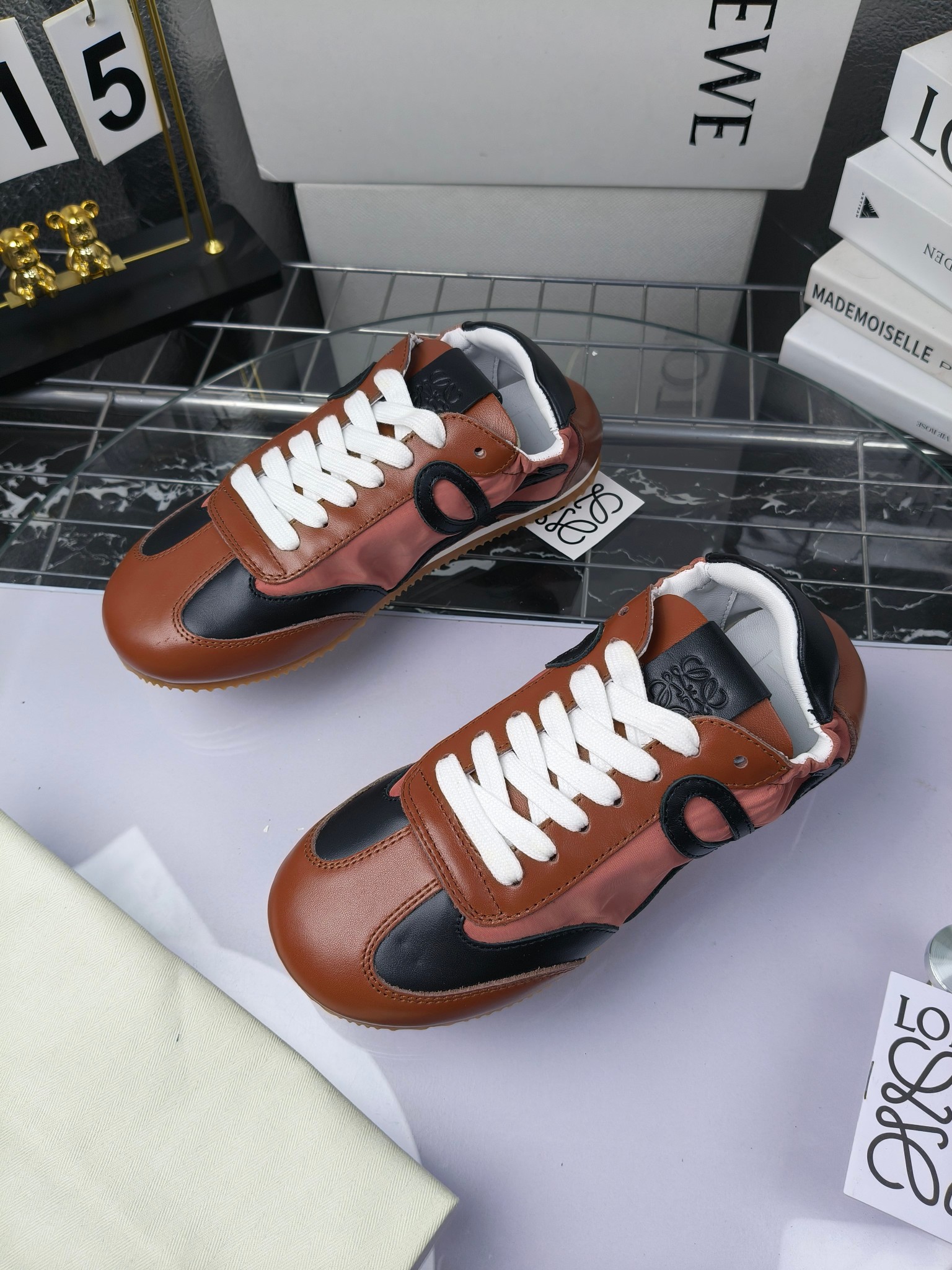 Loewe 罗意威 经典阿甘德训鞋,
情侣款35-46
出厂220
阿甘鞋👇 FLOW RUNNER系列 集复古 时尚 运动为一体
正所谓穿上休闲阿甘鞋 让步伐自由而不羁!这款阿甘鞋主打的就是一个增高得来又舒适 上脚的轻便那是大家想像不到的的~虽然说这个系列颜色比较多哈 但是我们给大家在回来的这两个颜色就是最最最火的配色了~相信咱家准没错 轻便清爽的设计 超级适合这个夏天的穿搭!
阿甘鞋的鞋头部分采用了椭圆形的设计 这种简约复古的风格也正是当下流行的极简主义了吧?
鞋面:由进口高丝光牛反绒➕进口小牛皮➕品牌专用风衣布
多种材质进行拼接 重叠 层次分明 从而呈现出色的层次质感颜值非常出色!
尺码:35-45
原盒包装!