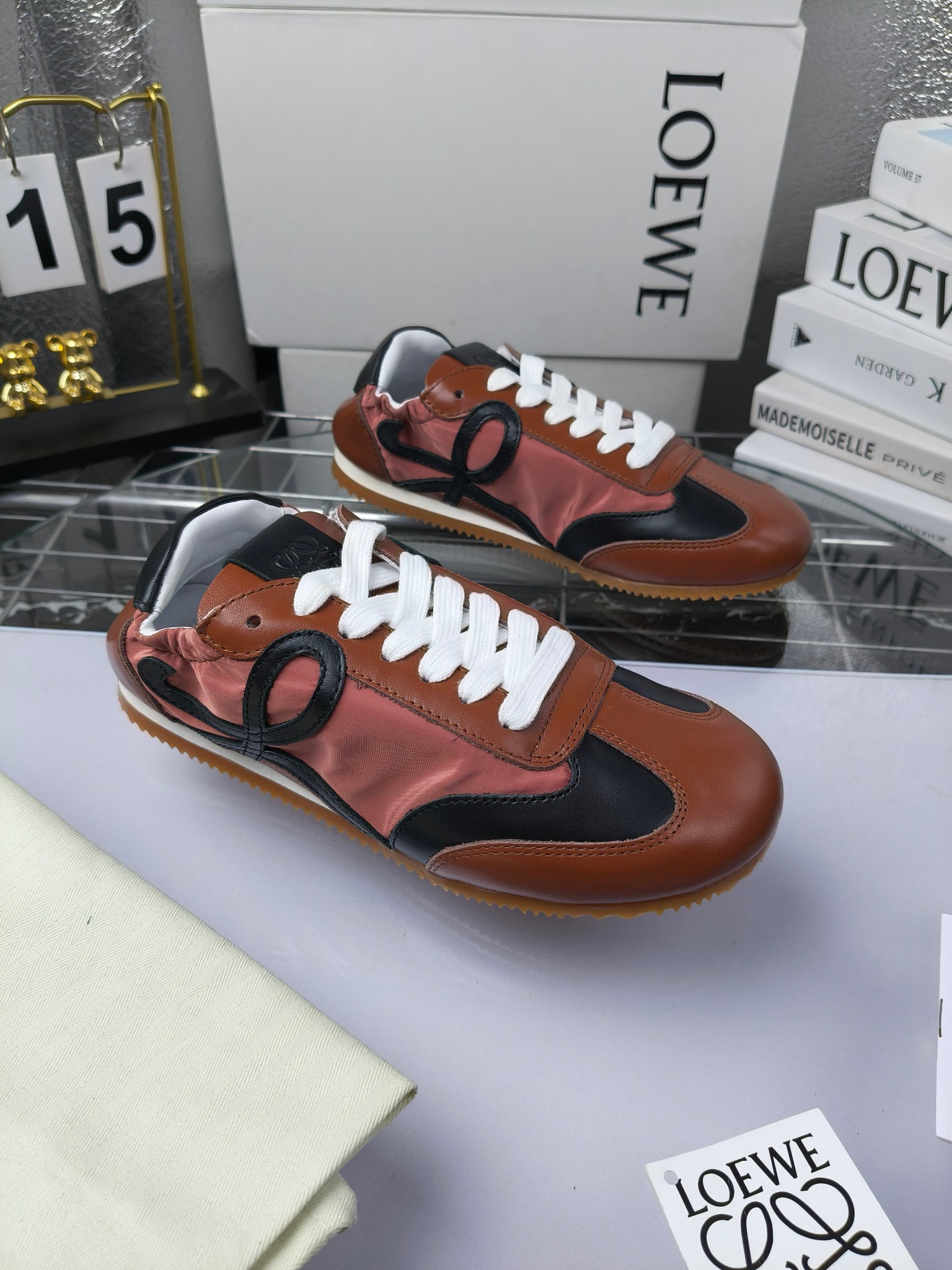 Loewe 罗意威 经典阿甘德训鞋,
情侣款35-46
出厂220
阿甘鞋👇 FLOW RUNNER系列 集复古 时尚 运动为一体
正所谓穿上休闲阿甘鞋 让步伐自由而不羁!这款阿甘鞋主打的就是一个增高得来又舒适 上脚的轻便那是大家想像不到的的~虽然说这个系列颜色比较多哈 但是我们给大家在回来的这两个颜色就是最最最火的配色了~相信咱家准没错 轻便清爽的设计 超级适合这个夏天的穿搭!
阿甘鞋的鞋头部分采用了椭圆形的设计 这种简约复古的风格也正是当下流行的极简主义了吧?
鞋面:由进口高丝光牛反绒➕进口小牛皮➕品牌专用风衣布
多种材质进行拼接 重叠 层次分明 从而呈现出色的层次质感颜值非常出色!
尺码:35-45
原盒包装!