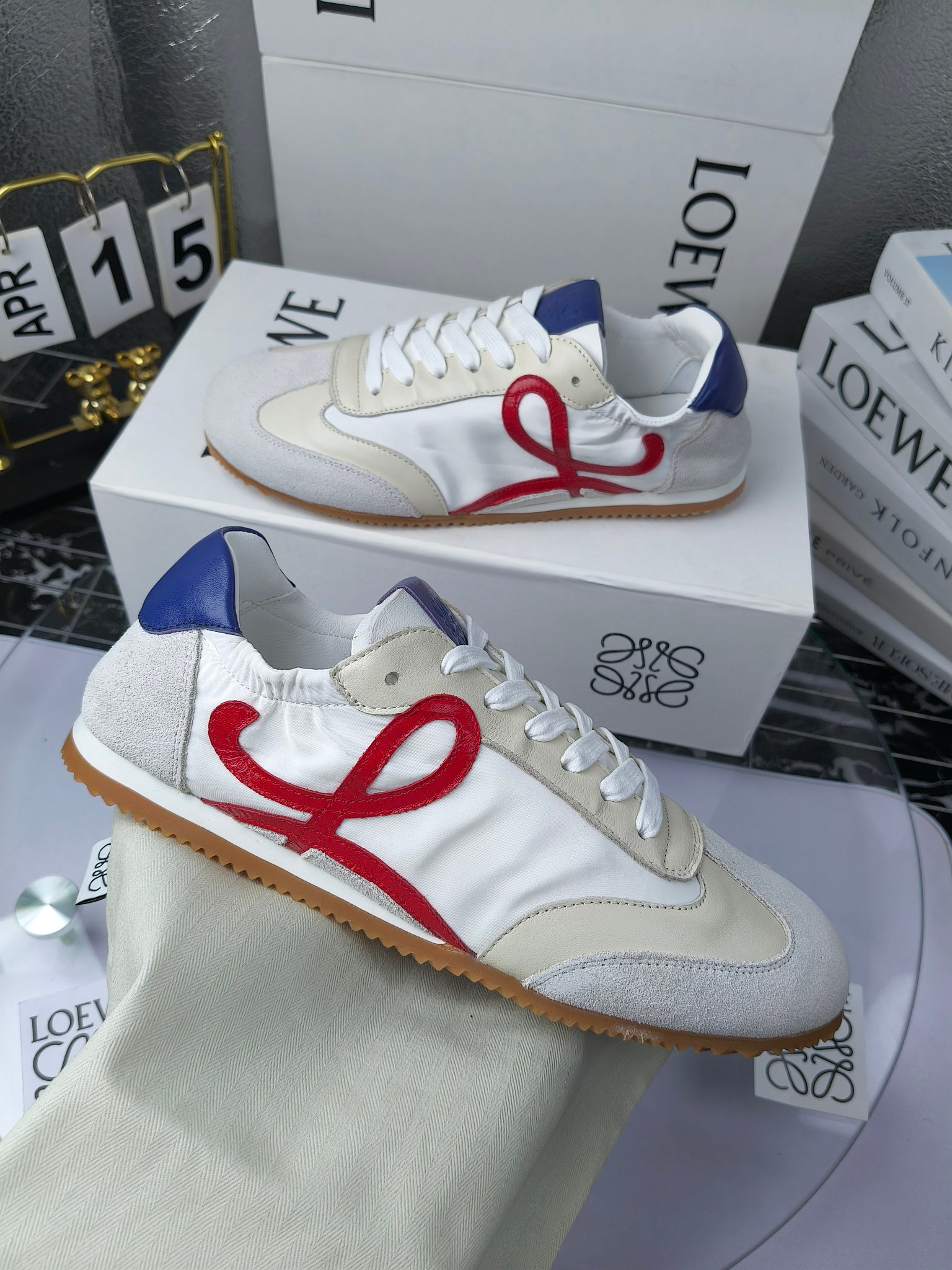Loewe 罗意威 经典阿甘德训鞋,
情侣款35-46
出厂220
阿甘鞋👇 FLOW RUNNER系列 集复古 时尚 运动为一体
正所谓穿上休闲阿甘鞋 让步伐自由而不羁!这款阿甘鞋主打的就是一个增高得来又舒适 上脚的轻便那是大家想像不到的的~虽然说这个系列颜色比较多哈 但是我们给大家在回来的这两个颜色就是最最最火的配色了~相信咱家准没错 轻便清爽的设计 超级适合这个夏天的穿搭!
阿甘鞋的鞋头部分采用了椭圆形的设计 这种简约复古的风格也正是当下流行的极简主义了吧?
鞋面:由进口高丝光牛反绒➕进口小牛皮➕品牌专用风衣布
多种材质进行拼接 重叠 层次分明 从而呈现出色的层次质感颜值非常出色!
尺码:35-45
原盒包装!