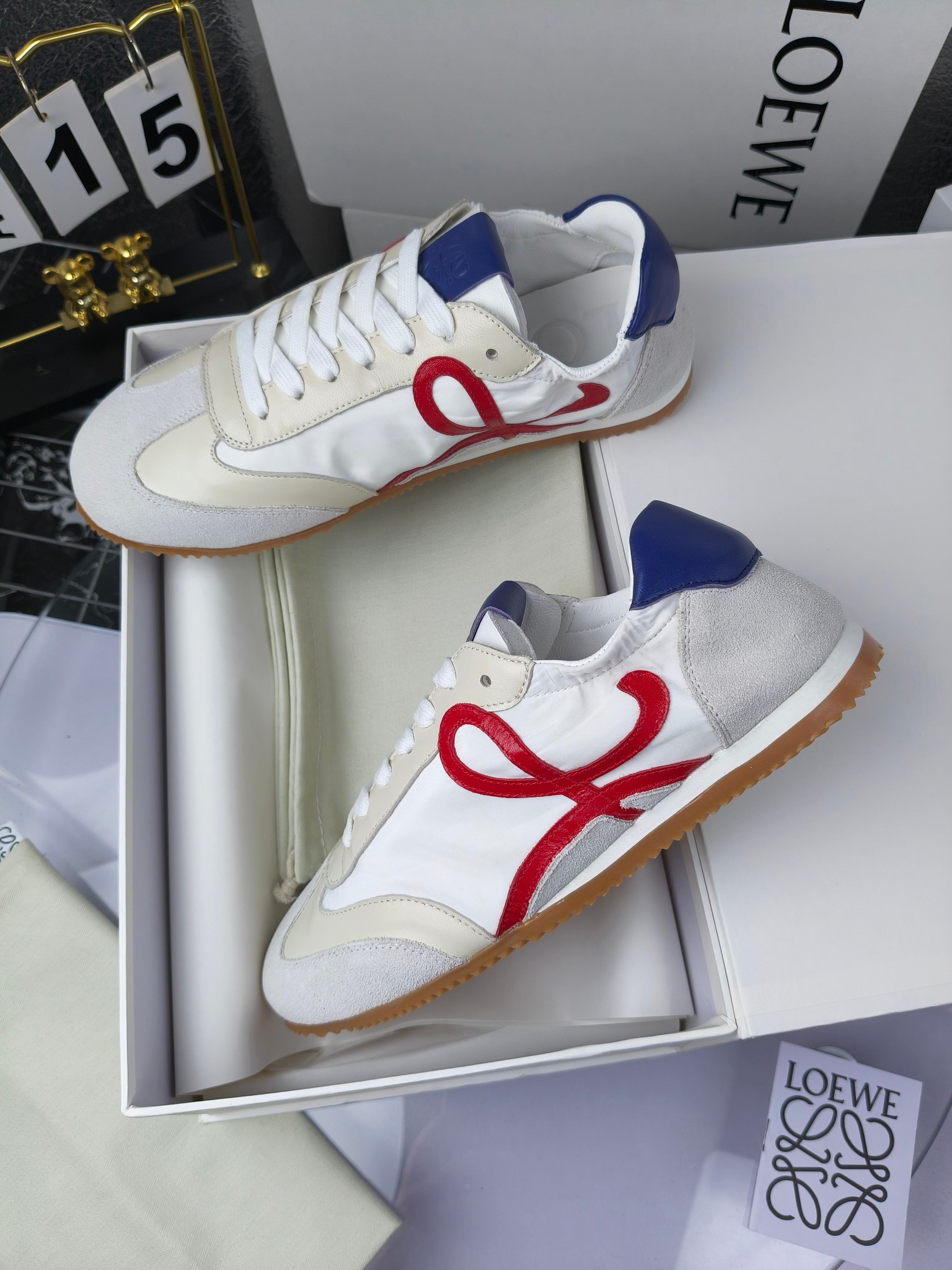 Loewe 罗意威 经典阿甘德训鞋,
情侣款35-46
出厂220
阿甘鞋👇 FLOW RUNNER系列 集复古 时尚 运动为一体
正所谓穿上休闲阿甘鞋 让步伐自由而不羁!这款阿甘鞋主打的就是一个增高得来又舒适 上脚的轻便那是大家想像不到的的~虽然说这个系列颜色比较多哈 但是我们给大家在回来的这两个颜色就是最最最火的配色了~相信咱家准没错 轻便清爽的设计 超级适合这个夏天的穿搭!
阿甘鞋的鞋头部分采用了椭圆形的设计 这种简约复古的风格也正是当下流行的极简主义了吧?
鞋面:由进口高丝光牛反绒➕进口小牛皮➕品牌专用风衣布
多种材质进行拼接 重叠 层次分明 从而呈现出色的层次质感颜值非常出色!
尺码:35-45
原盒包装!