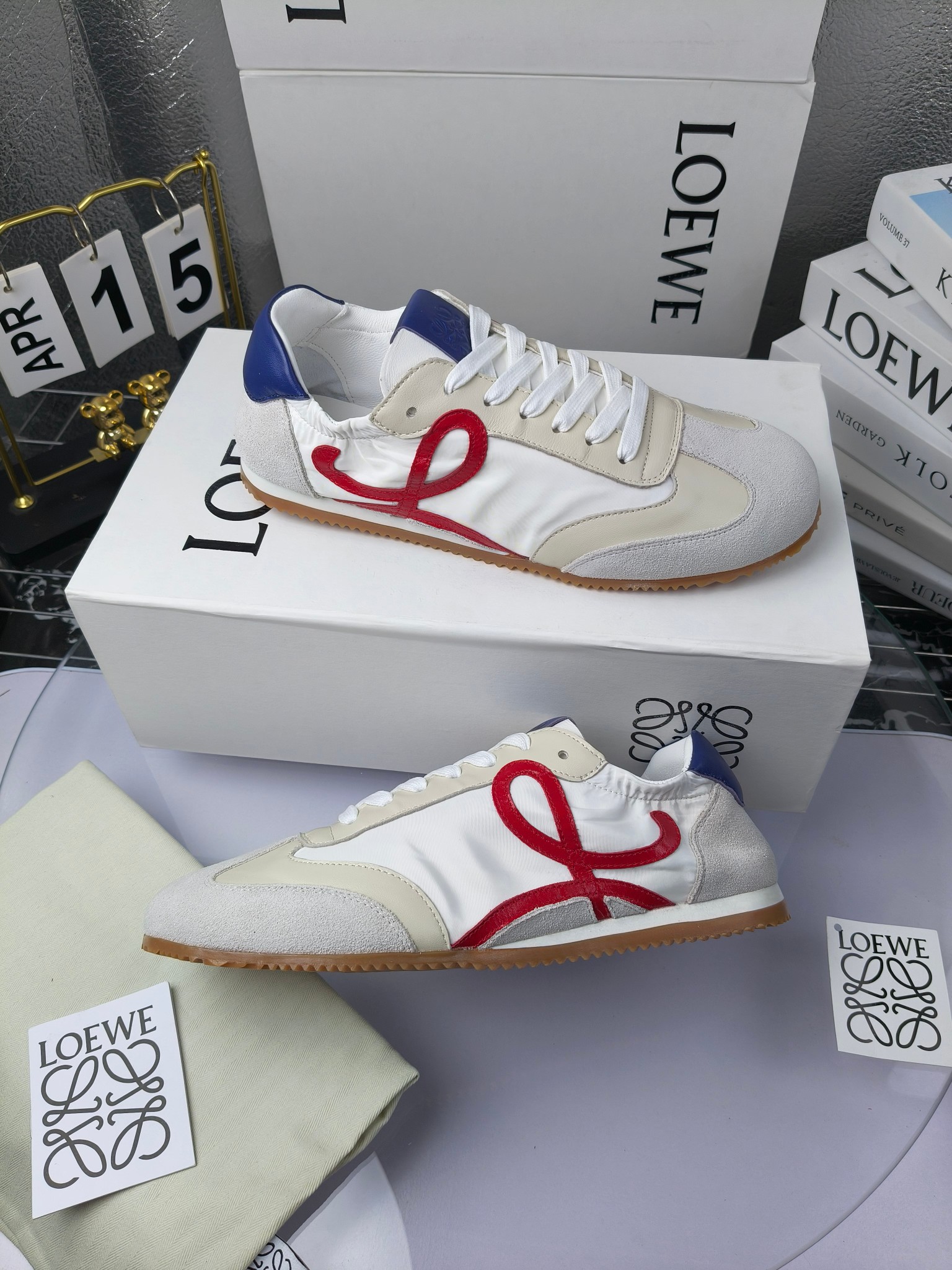 Loewe 罗意威 经典阿甘德训鞋,
情侣款35-46
出厂220
阿甘鞋👇 FLOW RUNNER系列 集复古 时尚 运动为一体
正所谓穿上休闲阿甘鞋 让步伐自由而不羁!这款阿甘鞋主打的就是一个增高得来又舒适 上脚的轻便那是大家想像不到的的~虽然说这个系列颜色比较多哈 但是我们给大家在回来的这两个颜色就是最最最火的配色了~相信咱家准没错 轻便清爽的设计 超级适合这个夏天的穿搭!
阿甘鞋的鞋头部分采用了椭圆形的设计 这种简约复古的风格也正是当下流行的极简主义了吧?
鞋面:由进口高丝光牛反绒➕进口小牛皮➕品牌专用风衣布
多种材质进行拼接 重叠 层次分明 从而呈现出色的层次质感颜值非常出色!
尺码:35-45
原盒包装!