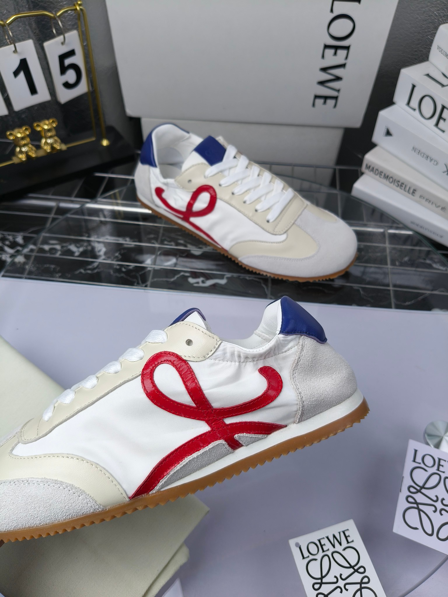 Loewe 罗意威 经典阿甘德训鞋,
情侣款35-46
出厂220
阿甘鞋👇 FLOW RUNNER系列 集复古 时尚 运动为一体
正所谓穿上休闲阿甘鞋 让步伐自由而不羁!这款阿甘鞋主打的就是一个增高得来又舒适 上脚的轻便那是大家想像不到的的~虽然说这个系列颜色比较多哈 但是我们给大家在回来的这两个颜色就是最最最火的配色了~相信咱家准没错 轻便清爽的设计 超级适合这个夏天的穿搭!
阿甘鞋的鞋头部分采用了椭圆形的设计 这种简约复古的风格也正是当下流行的极简主义了吧?
鞋面:由进口高丝光牛反绒➕进口小牛皮➕品牌专用风衣布
多种材质进行拼接 重叠 层次分明 从而呈现出色的层次质感颜值非常出色!
尺码:35-45
原盒包装!