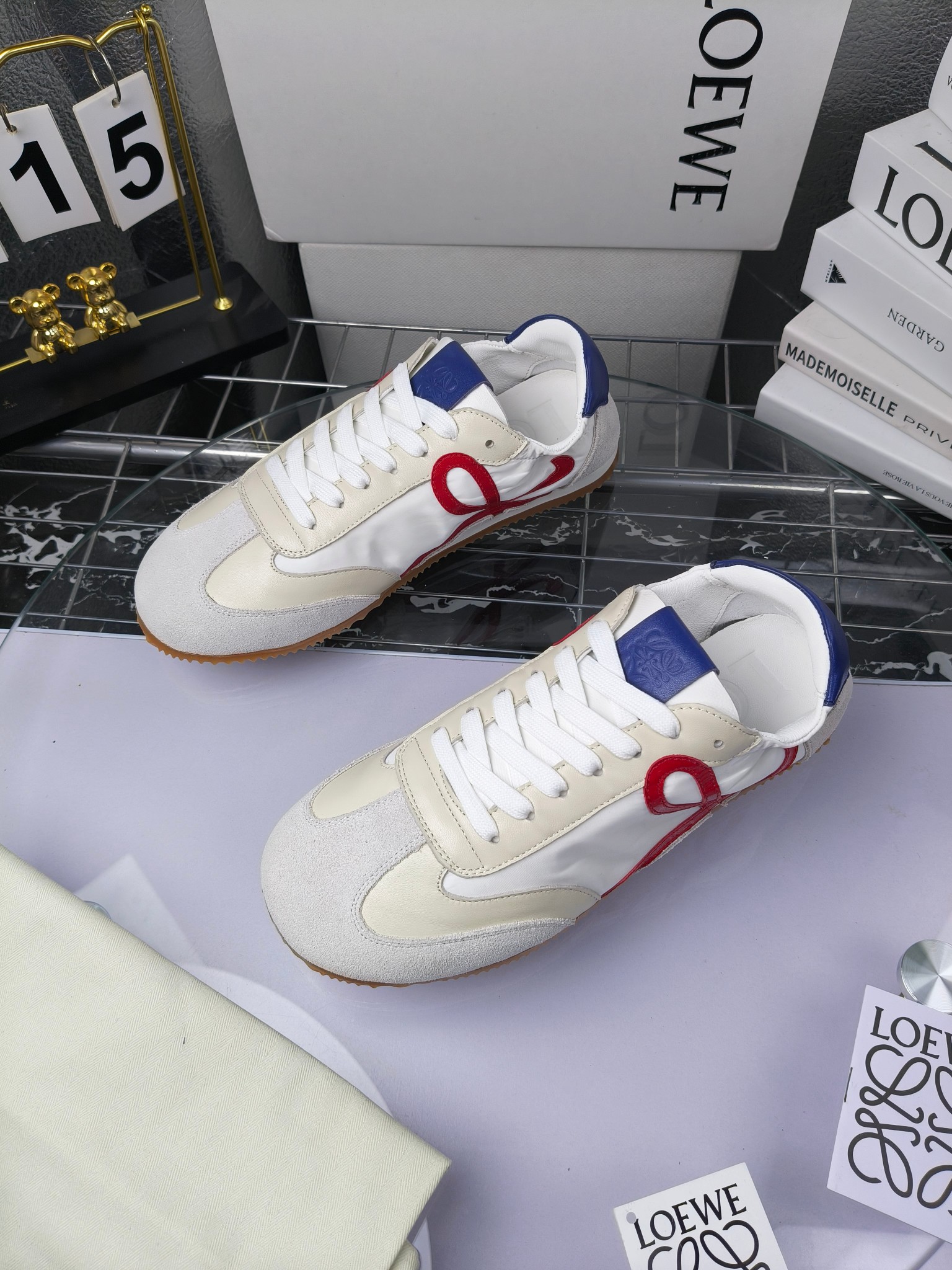 Loewe 罗意威 经典阿甘德训鞋,
情侣款35-46
出厂220
阿甘鞋👇 FLOW RUNNER系列 集复古 时尚 运动为一体
正所谓穿上休闲阿甘鞋 让步伐自由而不羁!这款阿甘鞋主打的就是一个增高得来又舒适 上脚的轻便那是大家想像不到的的~虽然说这个系列颜色比较多哈 但是我们给大家在回来的这两个颜色就是最最最火的配色了~相信咱家准没错 轻便清爽的设计 超级适合这个夏天的穿搭!
阿甘鞋的鞋头部分采用了椭圆形的设计 这种简约复古的风格也正是当下流行的极简主义了吧?
鞋面:由进口高丝光牛反绒➕进口小牛皮➕品牌专用风衣布
多种材质进行拼接 重叠 层次分明 从而呈现出色的层次质感颜值非常出色!
尺码:35-45
原盒包装!