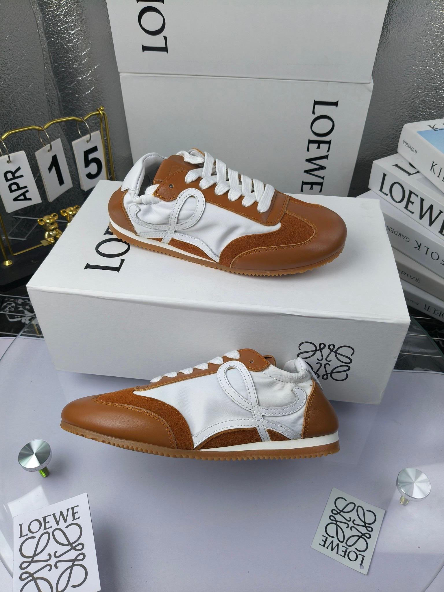 Loewe 罗意威 经典阿甘德训鞋,
情侣款35-46
出厂220
阿甘鞋👇 FLOW RUNNER系列 集复古 时尚 运动为一体
正所谓穿上休闲阿甘鞋 让步伐自由而不羁!这款阿甘鞋主打的就是一个增高得来又舒适 上脚的轻便那是大家想像不到的的~虽然说这个系列颜色比较多哈 但是我们给大家在回来的这两个颜色就是最最最火的配色了~相信咱家准没错 轻便清爽的设计 超级适合这个夏天的穿搭!
阿甘鞋的鞋头部分采用了椭圆形的设计 这种简约复古的风格也正是当下流行的极简主义了吧?
鞋面:由进口高丝光牛反绒➕进口小牛皮➕品牌专用风衣布
多种材质进行拼接 重叠 层次分明 从而呈现出色的层次质感颜值非常出色!
尺码:35-45
原盒包装!