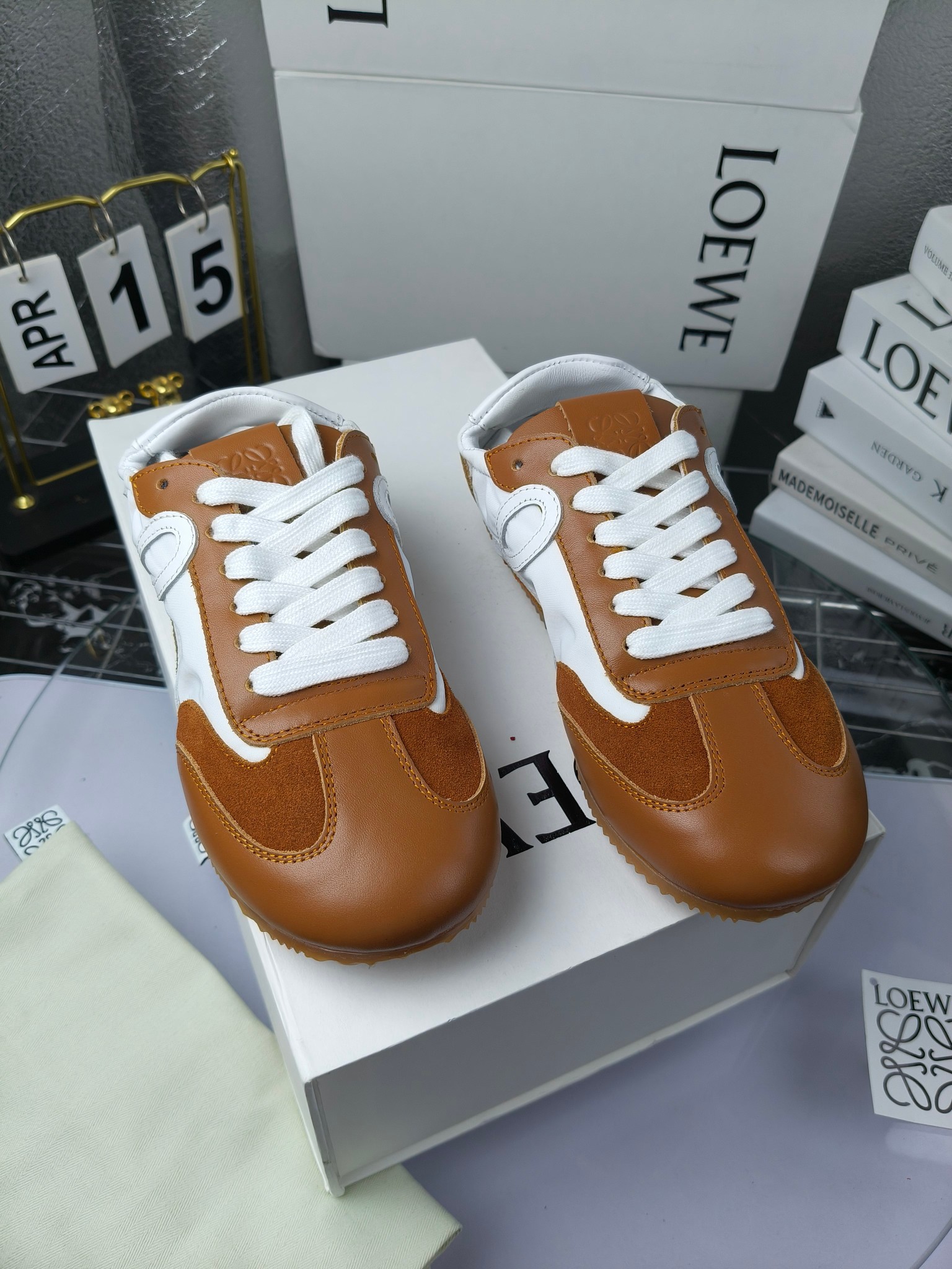 Loewe 罗意威 经典阿甘德训鞋,
情侣款35-46
出厂220
阿甘鞋👇 FLOW RUNNER系列 集复古 时尚 运动为一体
正所谓穿上休闲阿甘鞋 让步伐自由而不羁!这款阿甘鞋主打的就是一个增高得来又舒适 上脚的轻便那是大家想像不到的的~虽然说这个系列颜色比较多哈 但是我们给大家在回来的这两个颜色就是最最最火的配色了~相信咱家准没错 轻便清爽的设计 超级适合这个夏天的穿搭!
阿甘鞋的鞋头部分采用了椭圆形的设计 这种简约复古的风格也正是当下流行的极简主义了吧?
鞋面:由进口高丝光牛反绒➕进口小牛皮➕品牌专用风衣布
多种材质进行拼接 重叠 层次分明 从而呈现出色的层次质感颜值非常出色!
尺码:35-45
原盒包装!