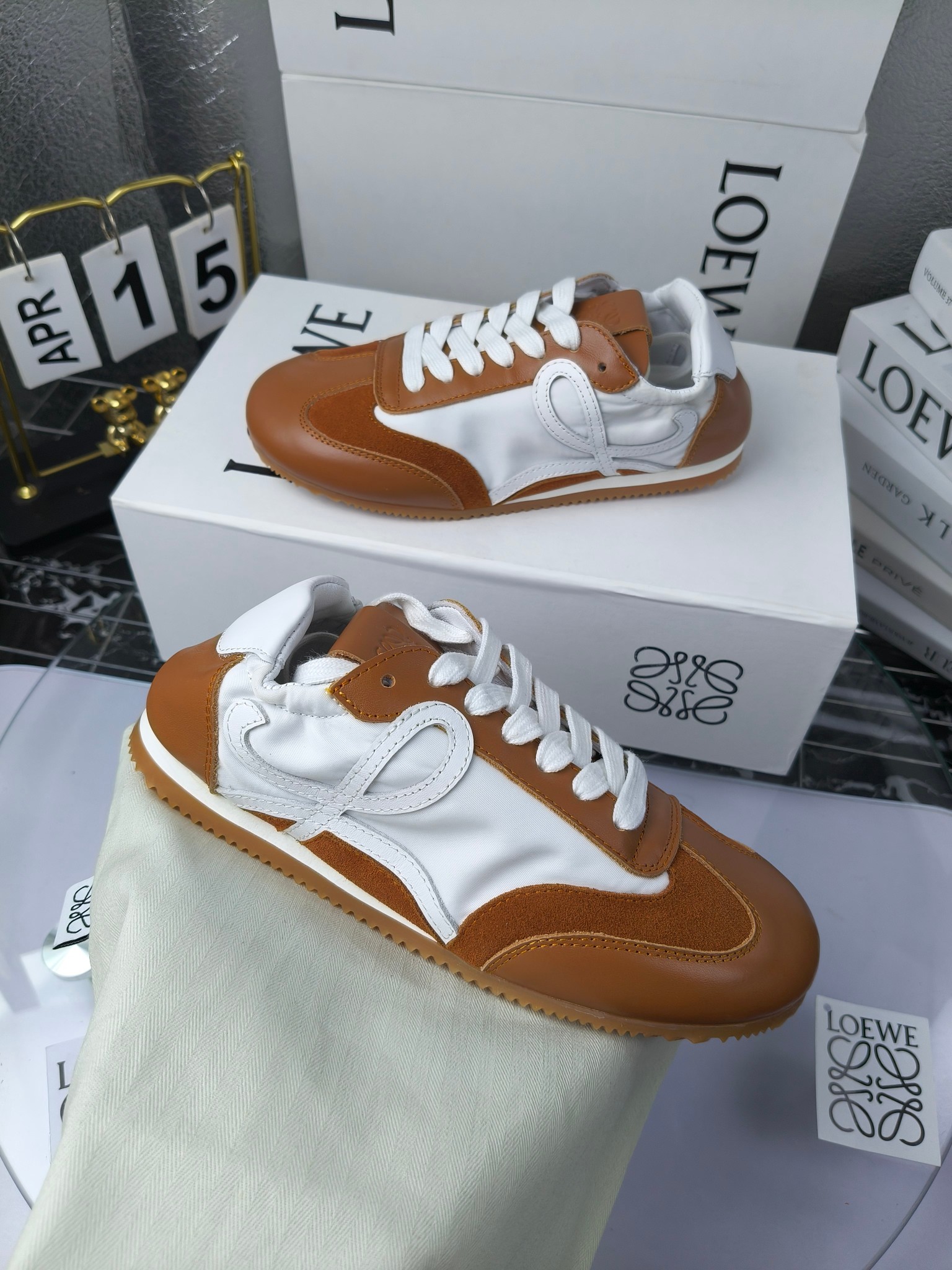 Loewe 罗意威 经典阿甘德训鞋,
情侣款35-46
出厂220
阿甘鞋👇 FLOW RUNNER系列 集复古 时尚 运动为一体
正所谓穿上休闲阿甘鞋 让步伐自由而不羁!这款阿甘鞋主打的就是一个增高得来又舒适 上脚的轻便那是大家想像不到的的~虽然说这个系列颜色比较多哈 但是我们给大家在回来的这两个颜色就是最最最火的配色了~相信咱家准没错 轻便清爽的设计 超级适合这个夏天的穿搭!
阿甘鞋的鞋头部分采用了椭圆形的设计 这种简约复古的风格也正是当下流行的极简主义了吧?
鞋面:由进口高丝光牛反绒➕进口小牛皮➕品牌专用风衣布
多种材质进行拼接 重叠 层次分明 从而呈现出色的层次质感颜值非常出色!
尺码:35-45
原盒包装!