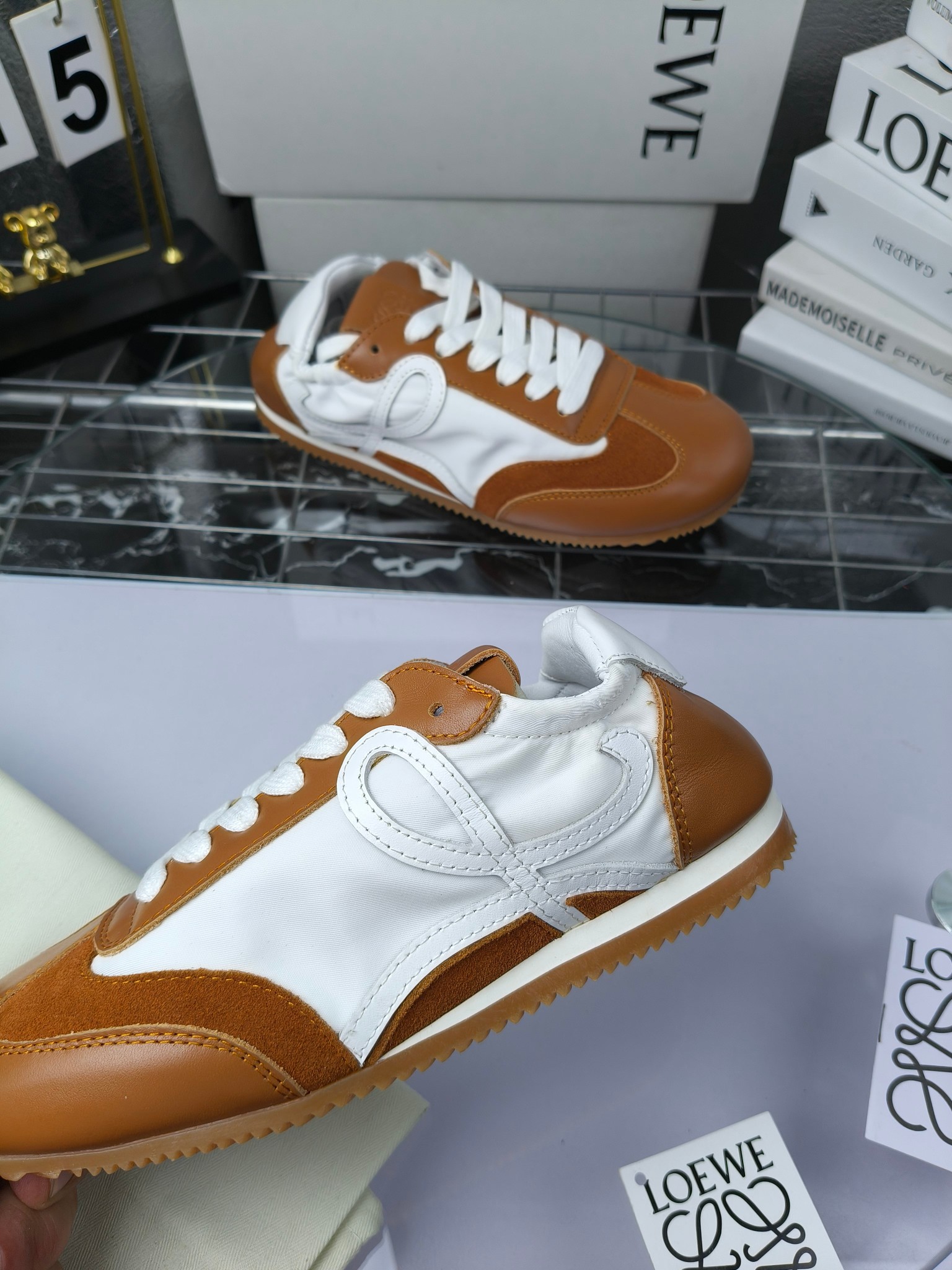 Loewe 罗意威 经典阿甘德训鞋,
情侣款35-46
出厂220
阿甘鞋👇 FLOW RUNNER系列 集复古 时尚 运动为一体
正所谓穿上休闲阿甘鞋 让步伐自由而不羁!这款阿甘鞋主打的就是一个增高得来又舒适 上脚的轻便那是大家想像不到的的~虽然说这个系列颜色比较多哈 但是我们给大家在回来的这两个颜色就是最最最火的配色了~相信咱家准没错 轻便清爽的设计 超级适合这个夏天的穿搭!
阿甘鞋的鞋头部分采用了椭圆形的设计 这种简约复古的风格也正是当下流行的极简主义了吧?
鞋面:由进口高丝光牛反绒➕进口小牛皮➕品牌专用风衣布
多种材质进行拼接 重叠 层次分明 从而呈现出色的层次质感颜值非常出色!
尺码:35-45
原盒包装!
