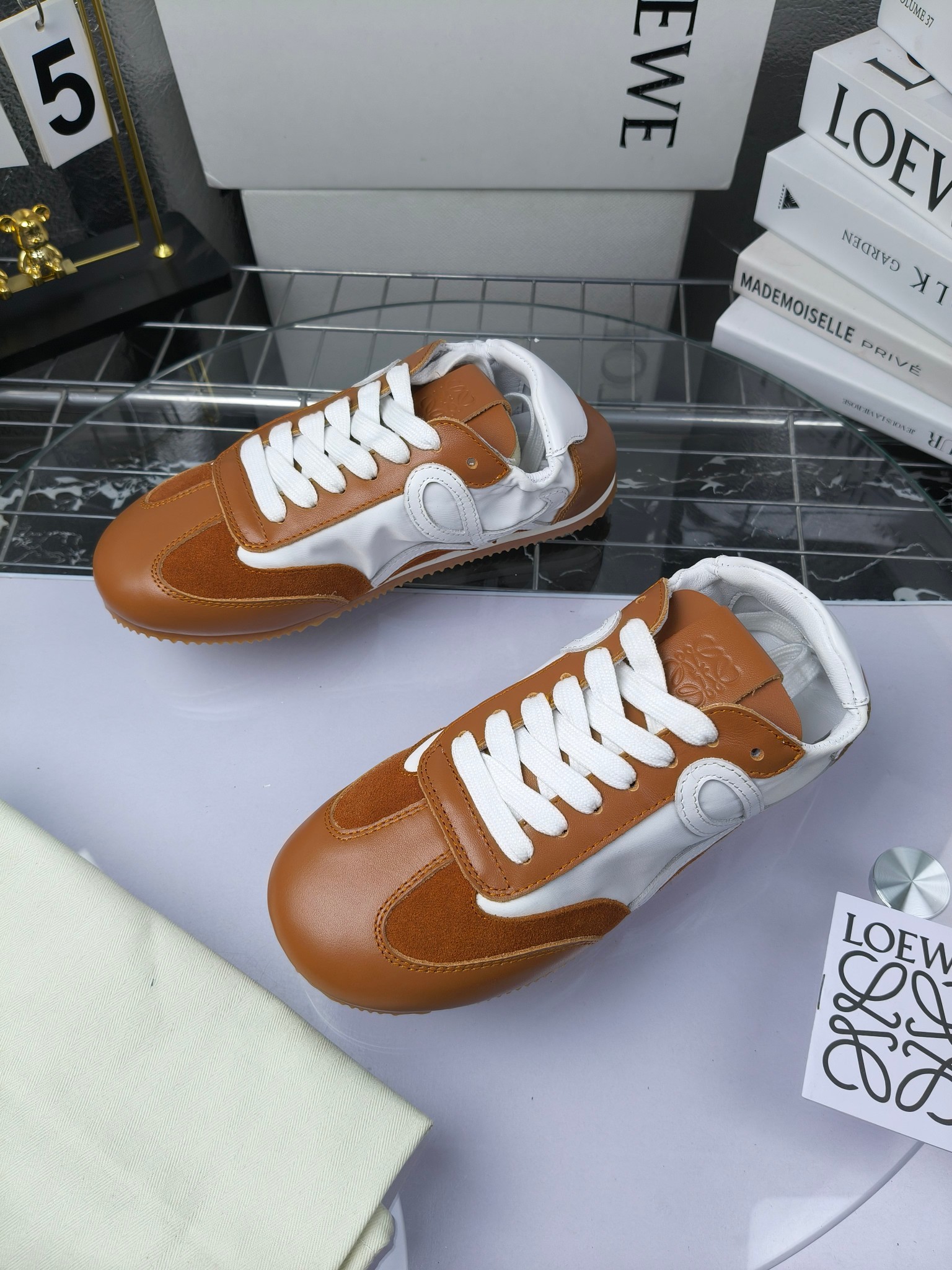 Loewe 罗意威 经典阿甘德训鞋,
情侣款35-46
出厂220
阿甘鞋👇 FLOW RUNNER系列 集复古 时尚 运动为一体
正所谓穿上休闲阿甘鞋 让步伐自由而不羁!这款阿甘鞋主打的就是一个增高得来又舒适 上脚的轻便那是大家想像不到的的~虽然说这个系列颜色比较多哈 但是我们给大家在回来的这两个颜色就是最最最火的配色了~相信咱家准没错 轻便清爽的设计 超级适合这个夏天的穿搭!
阿甘鞋的鞋头部分采用了椭圆形的设计 这种简约复古的风格也正是当下流行的极简主义了吧?
鞋面:由进口高丝光牛反绒➕进口小牛皮➕品牌专用风衣布
多种材质进行拼接 重叠 层次分明 从而呈现出色的层次质感颜值非常出色!
尺码:35-45
原盒包装!
