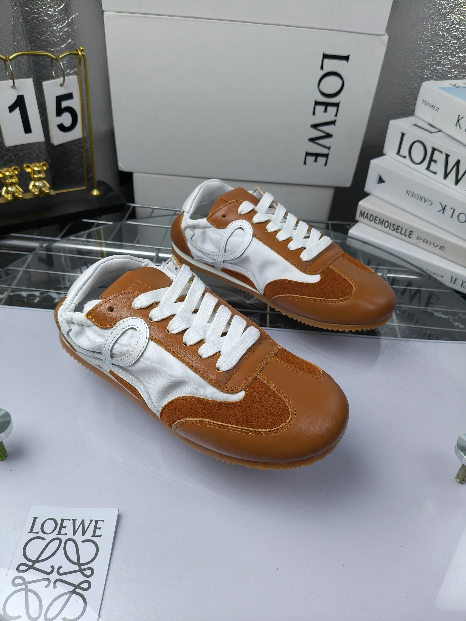 Loewe 罗意威 经典阿甘德训鞋,
情侣款35-46
出厂220
阿甘鞋👇 FLOW RUNNER系列 集复古 时尚 运动为一体
正所谓穿上休闲阿甘鞋 让步伐自由而不羁!这款阿甘鞋主打的就是一个增高得来又舒适 上脚的轻便那是大家想像不到的的~虽然说这个系列颜色比较多哈 但是我们给大家在回来的这两个颜色就是最最最火的配色了~相信咱家准没错 轻便清爽的设计 超级适合这个夏天的穿搭!
阿甘鞋的鞋头部分采用了椭圆形的设计 这种简约复古的风格也正是当下流行的极简主义了吧?
鞋面:由进口高丝光牛反绒➕进口小牛皮➕品牌专用风衣布
多种材质进行拼接 重叠 层次分明 从而呈现出色的层次质感颜值非常出色!
尺码:35-45
原盒包装!