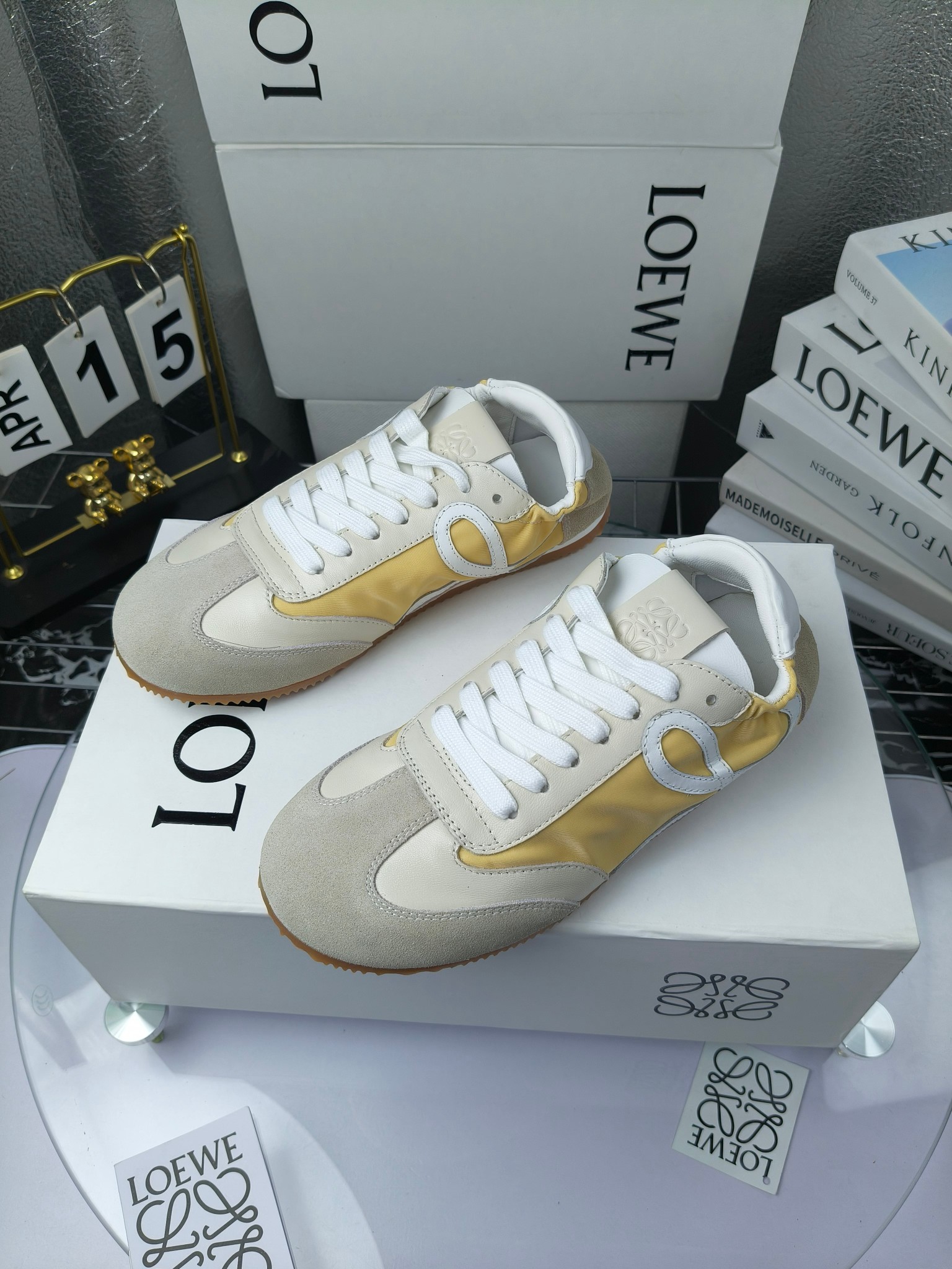Loewe 罗意威 经典阿甘德训鞋,
情侣款35-46
出厂220
阿甘鞋👇 FLOW RUNNER系列 集复古 时尚 运动为一体
正所谓穿上休闲阿甘鞋 让步伐自由而不羁!这款阿甘鞋主打的就是一个增高得来又舒适 上脚的轻便那是大家想像不到的的~虽然说这个系列颜色比较多哈 但是我们给大家在回来的这两个颜色就是最最最火的配色了~相信咱家准没错 轻便清爽的设计 超级适合这个夏天的穿搭!
阿甘鞋的鞋头部分采用了椭圆形的设计 这种简约复古的风格也正是当下流行的极简主义了吧?
鞋面:由进口高丝光牛反绒➕进口小牛皮➕品牌专用风衣布
多种材质进行拼接 重叠 层次分明 从而呈现出色的层次质感颜值非常出色!
尺码:35-45
原盒包装!