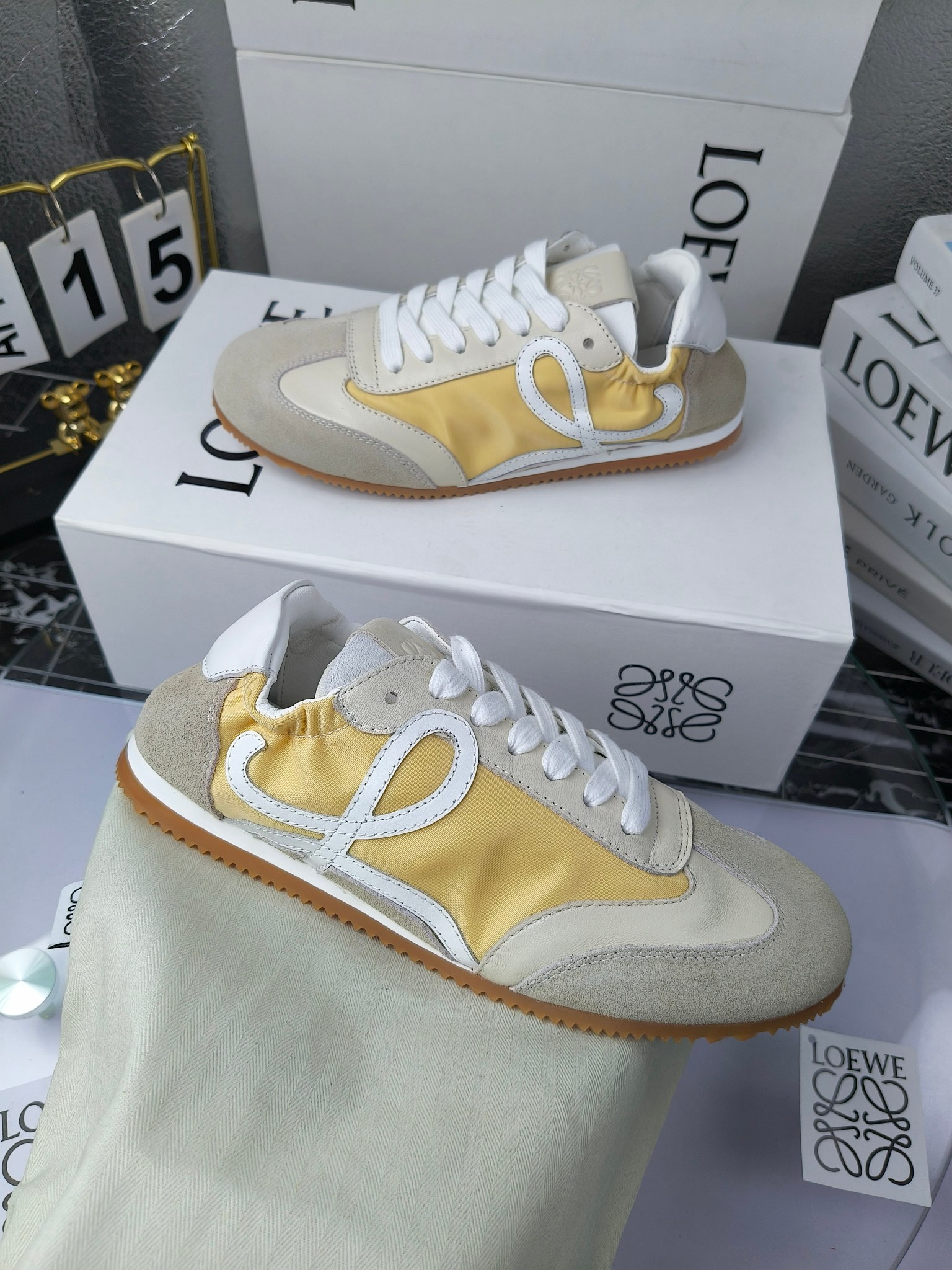 Loewe 罗意威 经典阿甘德训鞋,
情侣款35-46
出厂220
阿甘鞋👇 FLOW RUNNER系列 集复古 时尚 运动为一体
正所谓穿上休闲阿甘鞋 让步伐自由而不羁!这款阿甘鞋主打的就是一个增高得来又舒适 上脚的轻便那是大家想像不到的的~虽然说这个系列颜色比较多哈 但是我们给大家在回来的这两个颜色就是最最最火的配色了~相信咱家准没错 轻便清爽的设计 超级适合这个夏天的穿搭!
阿甘鞋的鞋头部分采用了椭圆形的设计 这种简约复古的风格也正是当下流行的极简主义了吧?
鞋面:由进口高丝光牛反绒➕进口小牛皮➕品牌专用风衣布
多种材质进行拼接 重叠 层次分明 从而呈现出色的层次质感颜值非常出色!
尺码:35-45
原盒包装!