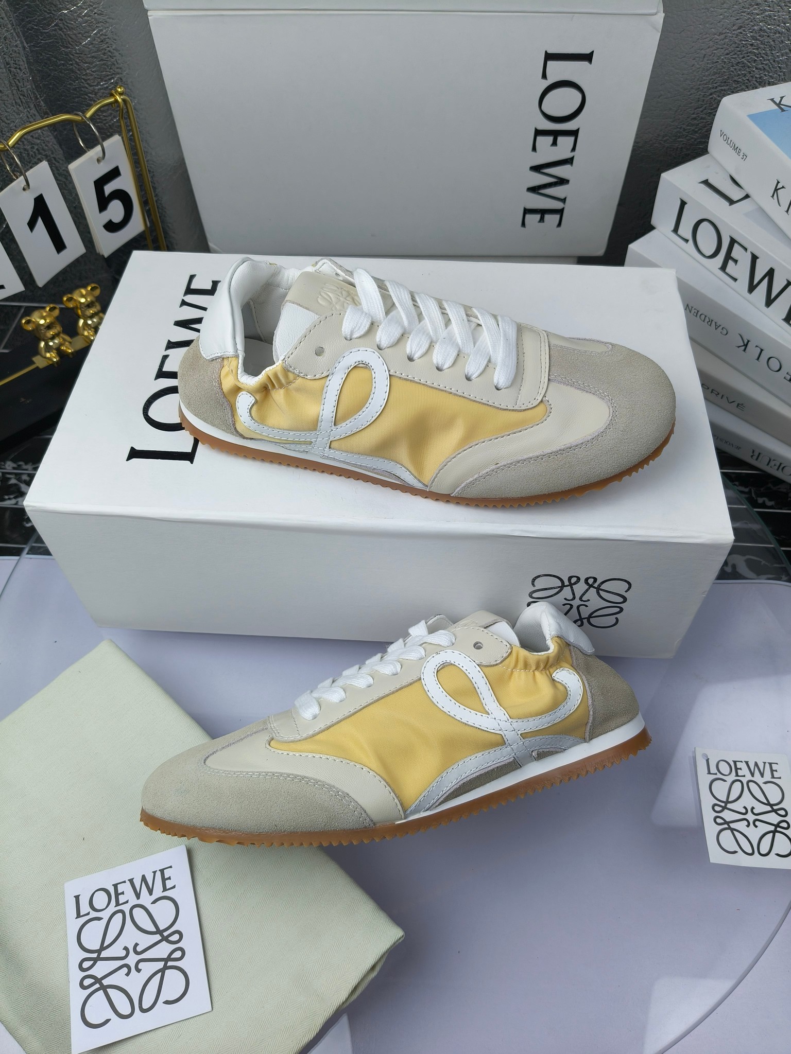 Loewe 罗意威 经典阿甘德训鞋,
情侣款35-46
出厂220
阿甘鞋👇 FLOW RUNNER系列 集复古 时尚 运动为一体
正所谓穿上休闲阿甘鞋 让步伐自由而不羁!这款阿甘鞋主打的就是一个增高得来又舒适 上脚的轻便那是大家想像不到的的~虽然说这个系列颜色比较多哈 但是我们给大家在回来的这两个颜色就是最最最火的配色了~相信咱家准没错 轻便清爽的设计 超级适合这个夏天的穿搭!
阿甘鞋的鞋头部分采用了椭圆形的设计 这种简约复古的风格也正是当下流行的极简主义了吧?
鞋面:由进口高丝光牛反绒➕进口小牛皮➕品牌专用风衣布
多种材质进行拼接 重叠 层次分明 从而呈现出色的层次质感颜值非常出色!
尺码:35-45
原盒包装!