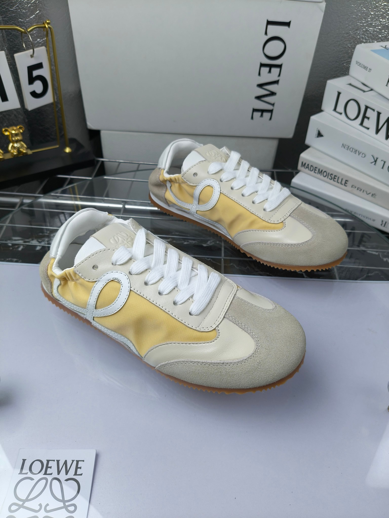 Loewe 罗意威 经典阿甘德训鞋,
情侣款35-46
出厂220
阿甘鞋👇 FLOW RUNNER系列 集复古 时尚 运动为一体
正所谓穿上休闲阿甘鞋 让步伐自由而不羁!这款阿甘鞋主打的就是一个增高得来又舒适 上脚的轻便那是大家想像不到的的~虽然说这个系列颜色比较多哈 但是我们给大家在回来的这两个颜色就是最最最火的配色了~相信咱家准没错 轻便清爽的设计 超级适合这个夏天的穿搭!
阿甘鞋的鞋头部分采用了椭圆形的设计 这种简约复古的风格也正是当下流行的极简主义了吧?
鞋面:由进口高丝光牛反绒➕进口小牛皮➕品牌专用风衣布
多种材质进行拼接 重叠 层次分明 从而呈现出色的层次质感颜值非常出色!
尺码:35-45
原盒包装!
