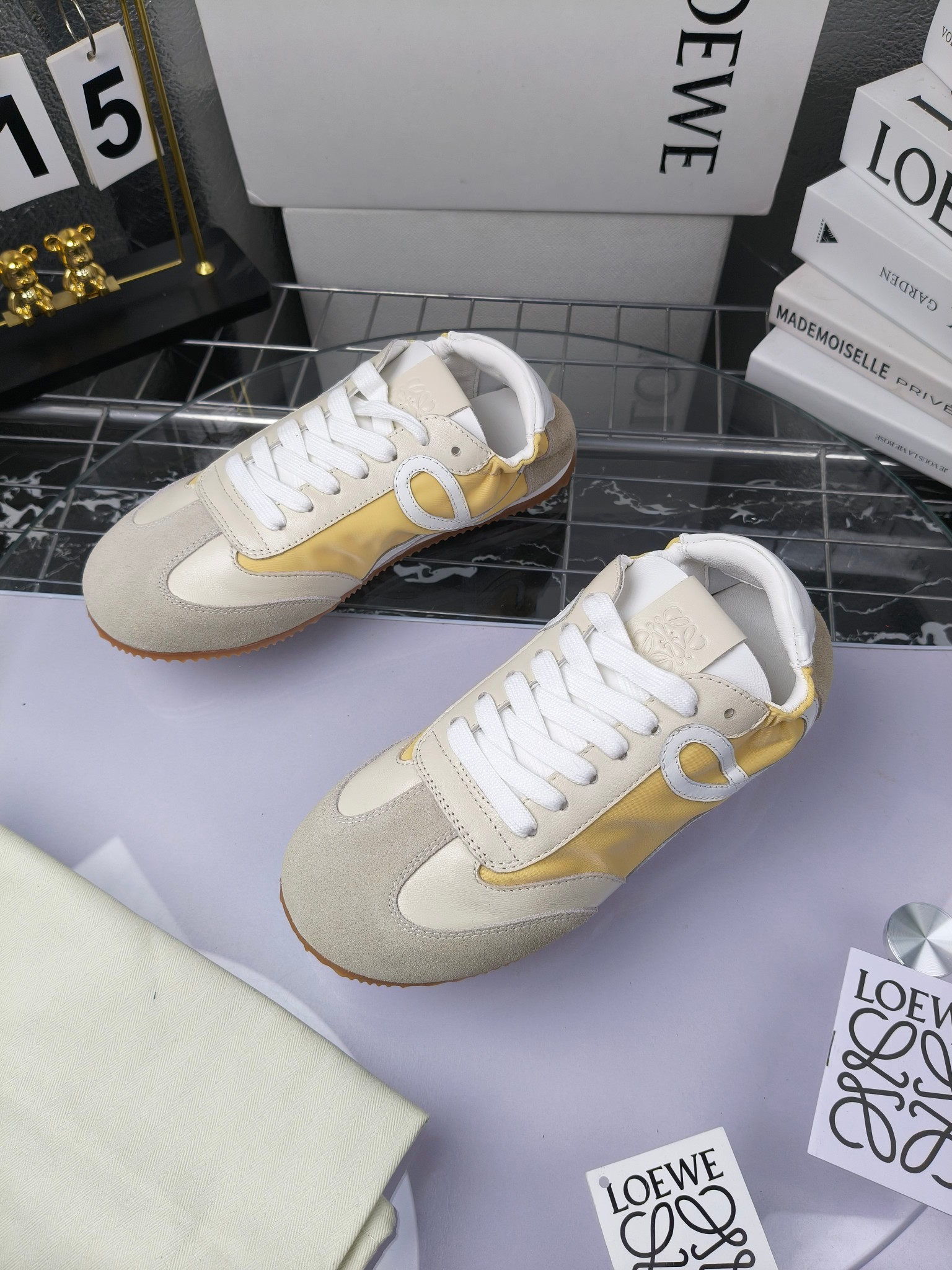 Loewe 罗意威 经典阿甘德训鞋,
情侣款35-46
出厂220
阿甘鞋👇 FLOW RUNNER系列 集复古 时尚 运动为一体
正所谓穿上休闲阿甘鞋 让步伐自由而不羁!这款阿甘鞋主打的就是一个增高得来又舒适 上脚的轻便那是大家想像不到的的~虽然说这个系列颜色比较多哈 但是我们给大家在回来的这两个颜色就是最最最火的配色了~相信咱家准没错 轻便清爽的设计 超级适合这个夏天的穿搭!
阿甘鞋的鞋头部分采用了椭圆形的设计 这种简约复古的风格也正是当下流行的极简主义了吧?
鞋面:由进口高丝光牛反绒➕进口小牛皮➕品牌专用风衣布
多种材质进行拼接 重叠 层次分明 从而呈现出色的层次质感颜值非常出色!
尺码:35-45
原盒包装!