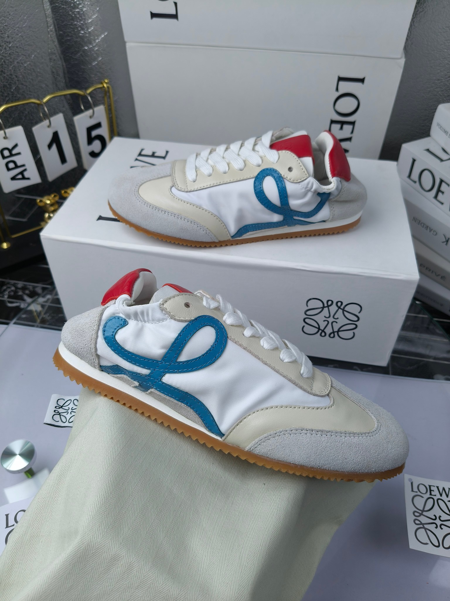 Loewe 罗意威 经典阿甘德训鞋,
情侣款35-46
出厂220
阿甘鞋👇 FLOW RUNNER系列 集复古 时尚 运动为一体
正所谓穿上休闲阿甘鞋 让步伐自由而不羁!这款阿甘鞋主打的就是一个增高得来又舒适 上脚的轻便那是大家想像不到的的~虽然说这个系列颜色比较多哈 但是我们给大家在回来的这两个颜色就是最最最火的配色了~相信咱家准没错 轻便清爽的设计 超级适合这个夏天的穿搭!
阿甘鞋的鞋头部分采用了椭圆形的设计 这种简约复古的风格也正是当下流行的极简主义了吧?
鞋面:由进口高丝光牛反绒➕进口小牛皮➕品牌专用风衣布
多种材质进行拼接 重叠 层次分明 从而呈现出色的层次质感颜值非常出色!
尺码:35-45
原盒包装!