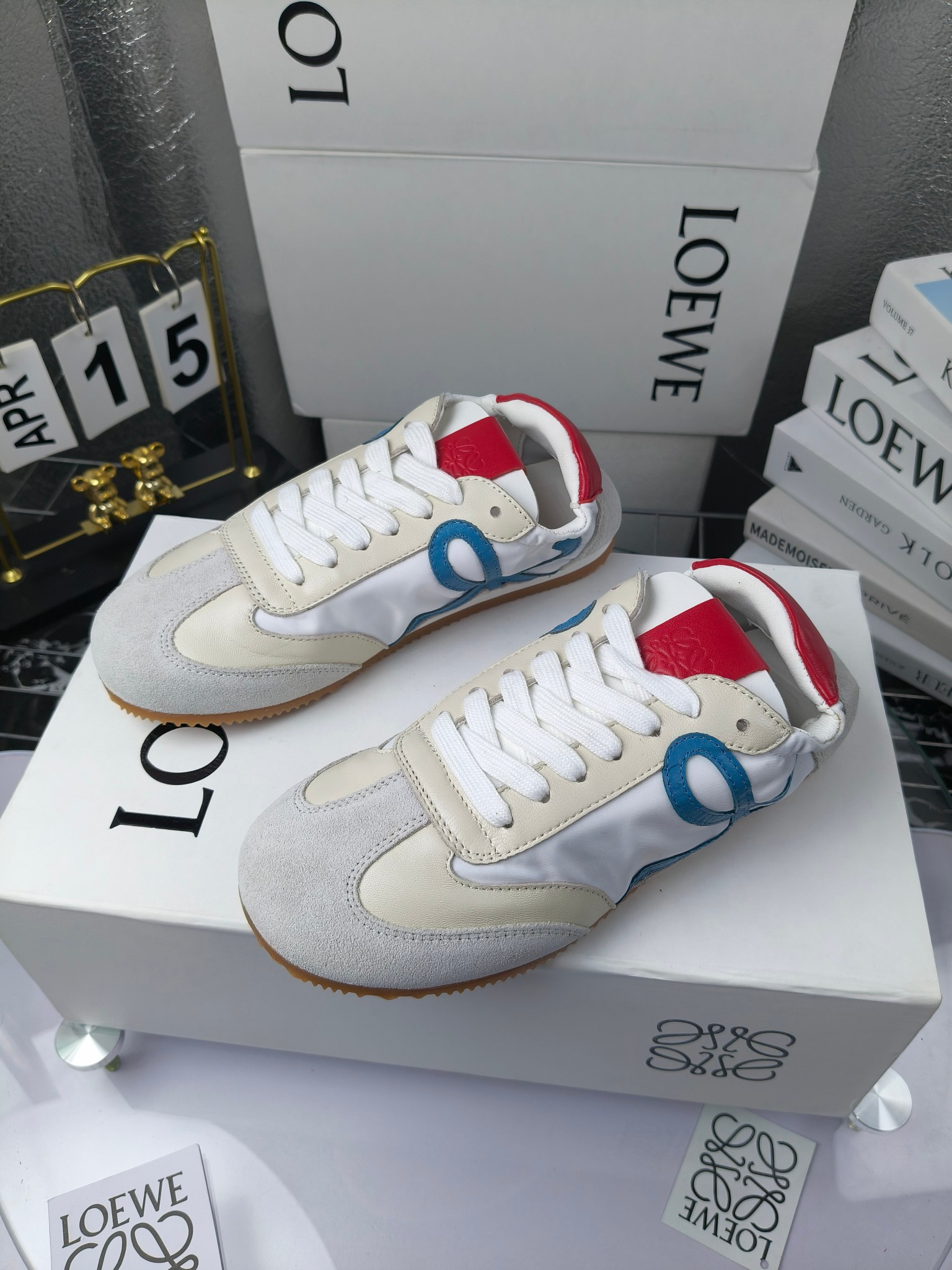 Loewe 罗意威 经典阿甘德训鞋,
情侣款35-46
出厂220
阿甘鞋👇 FLOW RUNNER系列 集复古 时尚 运动为一体
正所谓穿上休闲阿甘鞋 让步伐自由而不羁!这款阿甘鞋主打的就是一个增高得来又舒适 上脚的轻便那是大家想像不到的的~虽然说这个系列颜色比较多哈 但是我们给大家在回来的这两个颜色就是最最最火的配色了~相信咱家准没错 轻便清爽的设计 超级适合这个夏天的穿搭!
阿甘鞋的鞋头部分采用了椭圆形的设计 这种简约复古的风格也正是当下流行的极简主义了吧?
鞋面:由进口高丝光牛反绒➕进口小牛皮➕品牌专用风衣布
多种材质进行拼接 重叠 层次分明 从而呈现出色的层次质感颜值非常出色!
尺码:35-45
原盒包装!