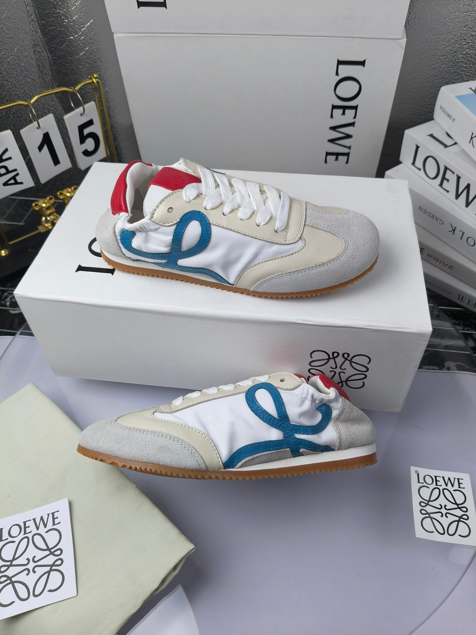 Loewe 罗意威 经典阿甘德训鞋,
情侣款35-46
出厂220
阿甘鞋👇 FLOW RUNNER系列 集复古 时尚 运动为一体
正所谓穿上休闲阿甘鞋 让步伐自由而不羁!这款阿甘鞋主打的就是一个增高得来又舒适 上脚的轻便那是大家想像不到的的~虽然说这个系列颜色比较多哈 但是我们给大家在回来的这两个颜色就是最最最火的配色了~相信咱家准没错 轻便清爽的设计 超级适合这个夏天的穿搭!
阿甘鞋的鞋头部分采用了椭圆形的设计 这种简约复古的风格也正是当下流行的极简主义了吧?
鞋面:由进口高丝光牛反绒➕进口小牛皮➕品牌专用风衣布
多种材质进行拼接 重叠 层次分明 从而呈现出色的层次质感颜值非常出色!
尺码:35-45
原盒包装!