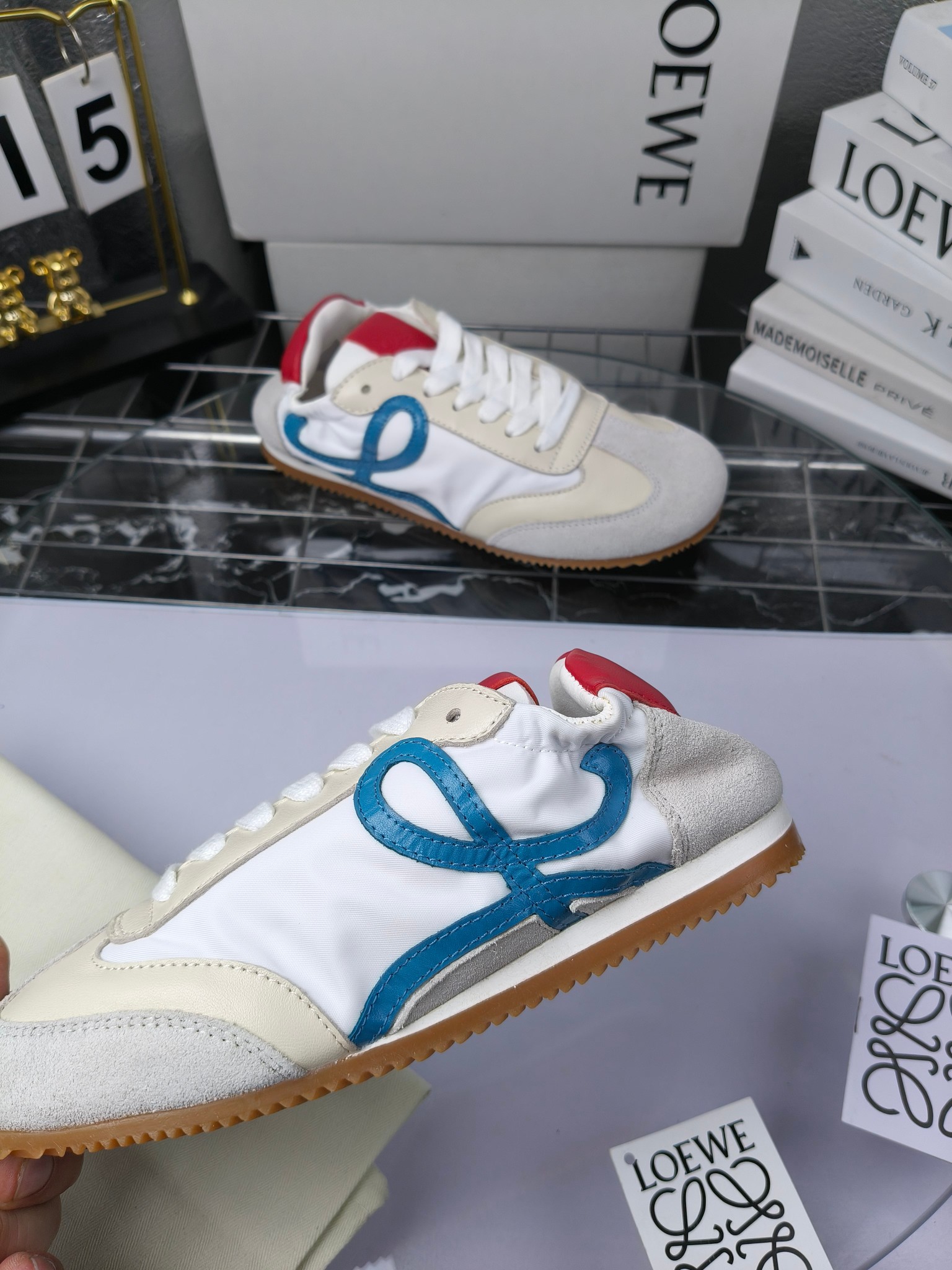 Loewe 罗意威 经典阿甘德训鞋,
情侣款35-46
出厂220
阿甘鞋👇 FLOW RUNNER系列 集复古 时尚 运动为一体
正所谓穿上休闲阿甘鞋 让步伐自由而不羁!这款阿甘鞋主打的就是一个增高得来又舒适 上脚的轻便那是大家想像不到的的~虽然说这个系列颜色比较多哈 但是我们给大家在回来的这两个颜色就是最最最火的配色了~相信咱家准没错 轻便清爽的设计 超级适合这个夏天的穿搭!
阿甘鞋的鞋头部分采用了椭圆形的设计 这种简约复古的风格也正是当下流行的极简主义了吧?
鞋面:由进口高丝光牛反绒➕进口小牛皮➕品牌专用风衣布
多种材质进行拼接 重叠 层次分明 从而呈现出色的层次质感颜值非常出色!
尺码:35-45
原盒包装!