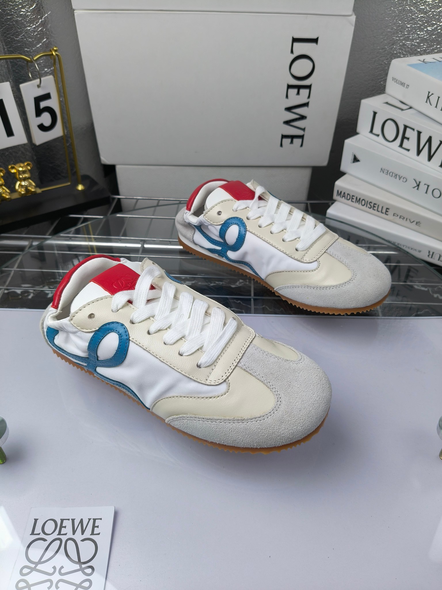 Loewe 罗意威 经典阿甘德训鞋,
情侣款35-46
出厂220
阿甘鞋👇 FLOW RUNNER系列 集复古 时尚 运动为一体
正所谓穿上休闲阿甘鞋 让步伐自由而不羁!这款阿甘鞋主打的就是一个增高得来又舒适 上脚的轻便那是大家想像不到的的~虽然说这个系列颜色比较多哈 但是我们给大家在回来的这两个颜色就是最最最火的配色了~相信咱家准没错 轻便清爽的设计 超级适合这个夏天的穿搭!
阿甘鞋的鞋头部分采用了椭圆形的设计 这种简约复古的风格也正是当下流行的极简主义了吧?
鞋面:由进口高丝光牛反绒➕进口小牛皮➕品牌专用风衣布
多种材质进行拼接 重叠 层次分明 从而呈现出色的层次质感颜值非常出色!
尺码:35-45
原盒包装!