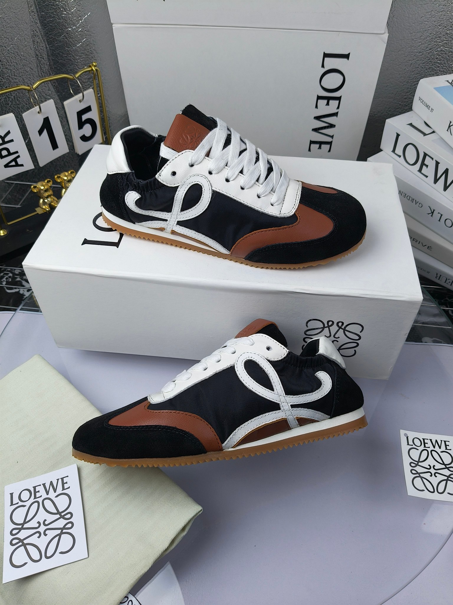 Loewe 罗意威 经典阿甘德训鞋,
情侣款35-46
出厂220
阿甘鞋👇 FLOW RUNNER系列 集复古 时尚 运动为一体
正所谓穿上休闲阿甘鞋 让步伐自由而不羁!这款阿甘鞋主打的就是一个增高得来又舒适 上脚的轻便那是大家想像不到的的~虽然说这个系列颜色比较多哈 但是我们给大家在回来的这两个颜色就是最最最火的配色了~相信咱家准没错 轻便清爽的设计 超级适合这个夏天的穿搭!
阿甘鞋的鞋头部分采用了椭圆形的设计 这种简约复古的风格也正是当下流行的极简主义了吧?
鞋面:由进口高丝光牛反绒➕进口小牛皮➕品牌专用风衣布
多种材质进行拼接 重叠 层次分明 从而呈现出色的层次质感颜值非常出色!
尺码:35-45
原盒包装!