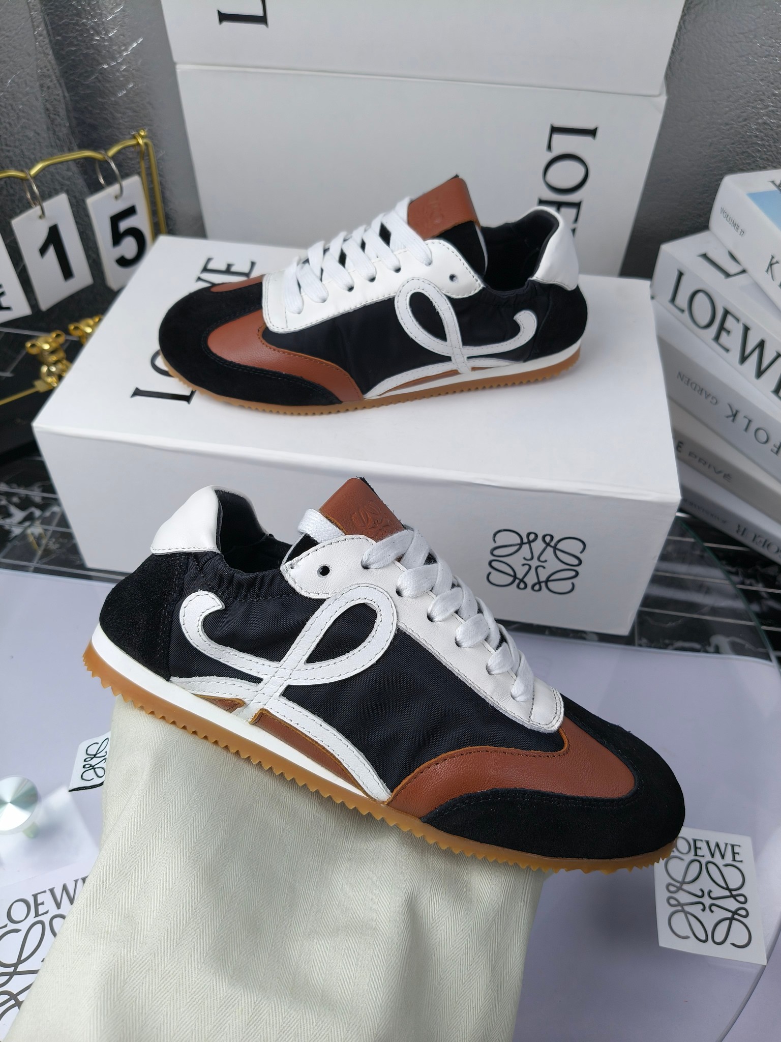 Loewe 罗意威 经典阿甘德训鞋,
情侣款35-46
出厂220
阿甘鞋👇 FLOW RUNNER系列 集复古 时尚 运动为一体
正所谓穿上休闲阿甘鞋 让步伐自由而不羁!这款阿甘鞋主打的就是一个增高得来又舒适 上脚的轻便那是大家想像不到的的~虽然说这个系列颜色比较多哈 但是我们给大家在回来的这两个颜色就是最最最火的配色了~相信咱家准没错 轻便清爽的设计 超级适合这个夏天的穿搭!
阿甘鞋的鞋头部分采用了椭圆形的设计 这种简约复古的风格也正是当下流行的极简主义了吧?
鞋面:由进口高丝光牛反绒➕进口小牛皮➕品牌专用风衣布
多种材质进行拼接 重叠 层次分明 从而呈现出色的层次质感颜值非常出色!
尺码:35-45
原盒包装!