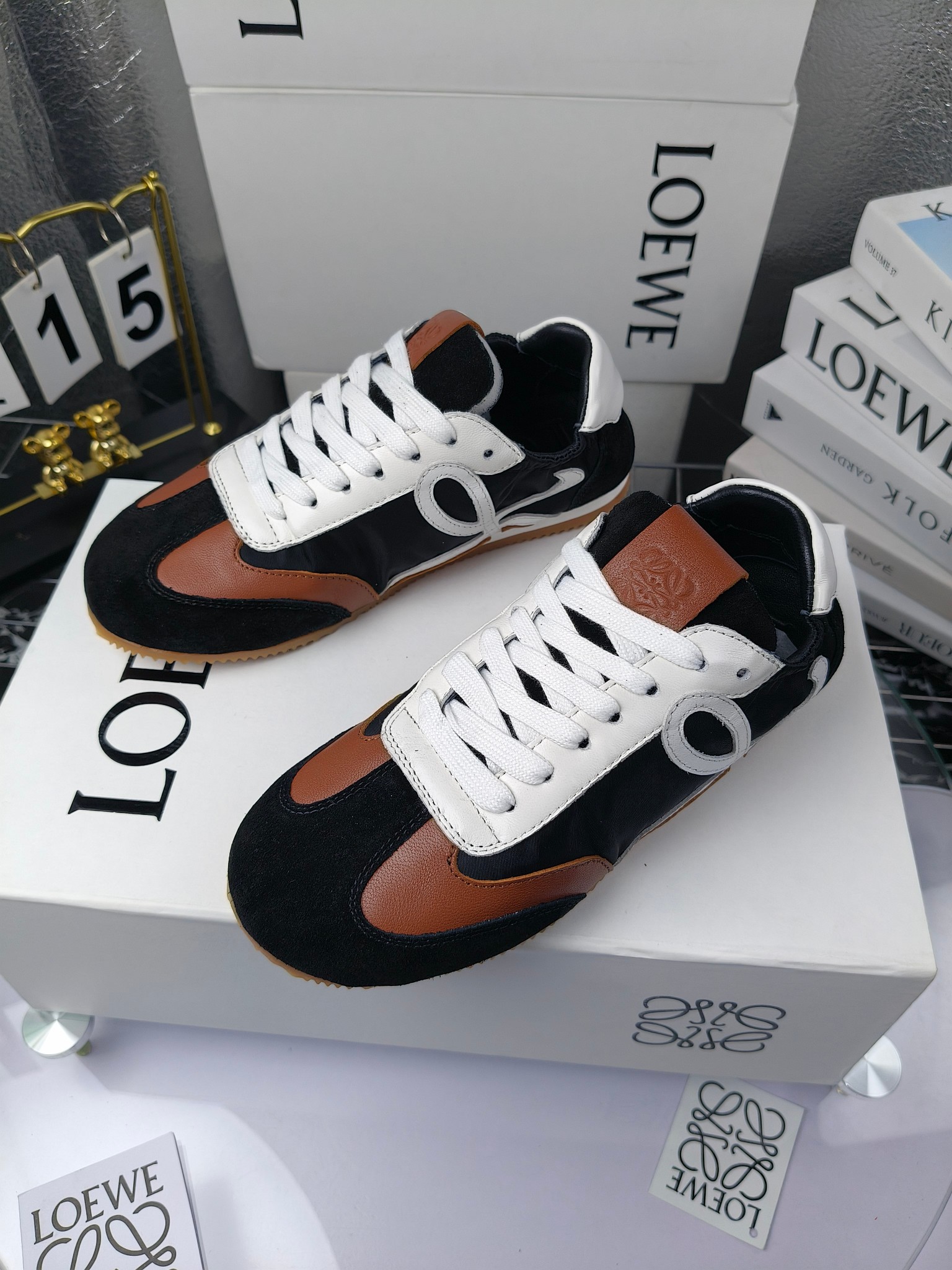 Loewe 罗意威 经典阿甘德训鞋,
情侣款35-46
出厂220
阿甘鞋👇 FLOW RUNNER系列 集复古 时尚 运动为一体
正所谓穿上休闲阿甘鞋 让步伐自由而不羁!这款阿甘鞋主打的就是一个增高得来又舒适 上脚的轻便那是大家想像不到的的~虽然说这个系列颜色比较多哈 但是我们给大家在回来的这两个颜色就是最最最火的配色了~相信咱家准没错 轻便清爽的设计 超级适合这个夏天的穿搭!
阿甘鞋的鞋头部分采用了椭圆形的设计 这种简约复古的风格也正是当下流行的极简主义了吧?
鞋面:由进口高丝光牛反绒➕进口小牛皮➕品牌专用风衣布
多种材质进行拼接 重叠 层次分明 从而呈现出色的层次质感颜值非常出色!
尺码:35-45
原盒包装!