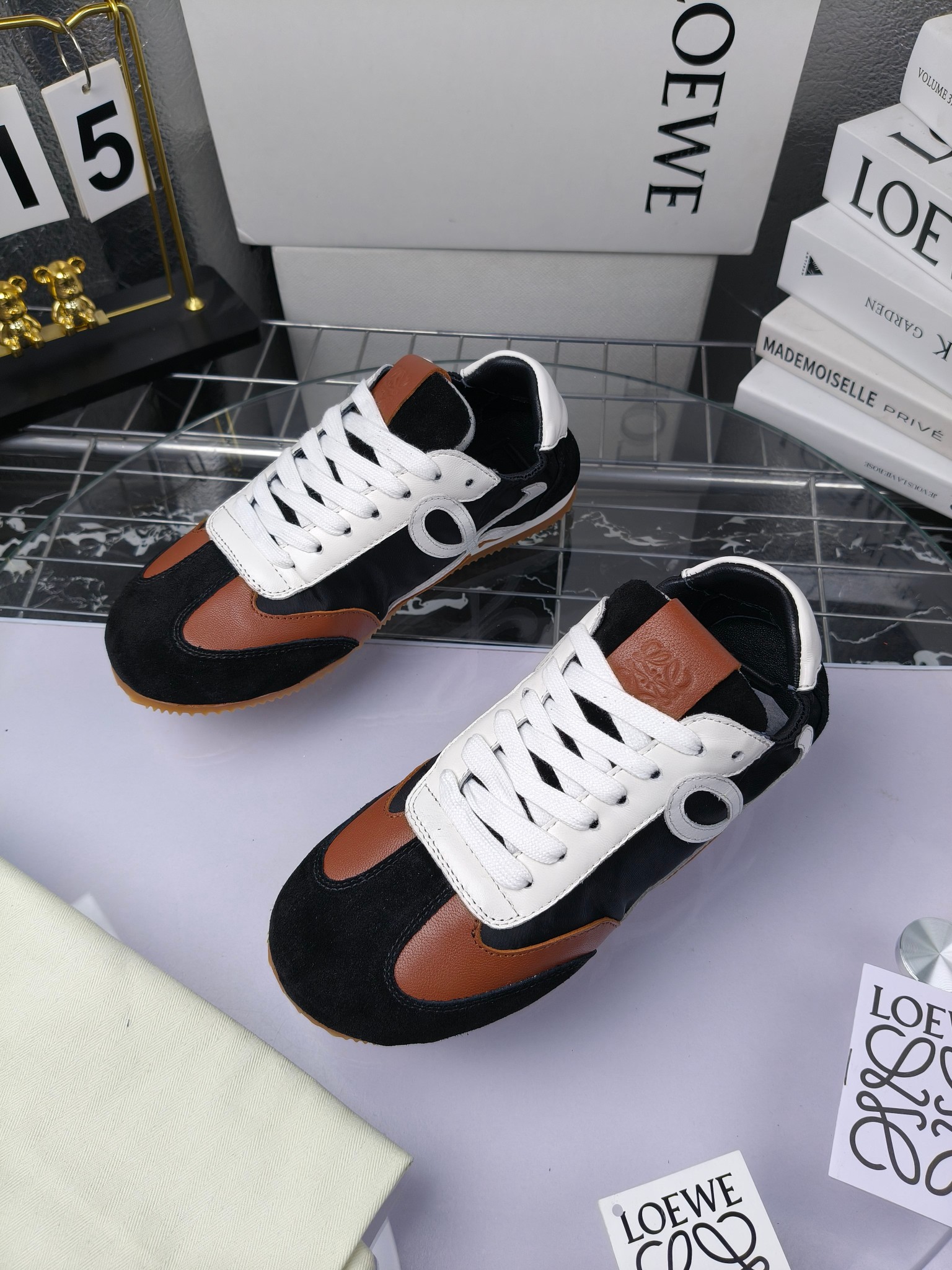 Loewe 罗意威 经典阿甘德训鞋,
情侣款35-46
出厂220
阿甘鞋👇 FLOW RUNNER系列 集复古 时尚 运动为一体
正所谓穿上休闲阿甘鞋 让步伐自由而不羁!这款阿甘鞋主打的就是一个增高得来又舒适 上脚的轻便那是大家想像不到的的~虽然说这个系列颜色比较多哈 但是我们给大家在回来的这两个颜色就是最最最火的配色了~相信咱家准没错 轻便清爽的设计 超级适合这个夏天的穿搭!
阿甘鞋的鞋头部分采用了椭圆形的设计 这种简约复古的风格也正是当下流行的极简主义了吧?
鞋面:由进口高丝光牛反绒➕进口小牛皮➕品牌专用风衣布
多种材质进行拼接 重叠 层次分明 从而呈现出色的层次质感颜值非常出色!
尺码:35-45
原盒包装!