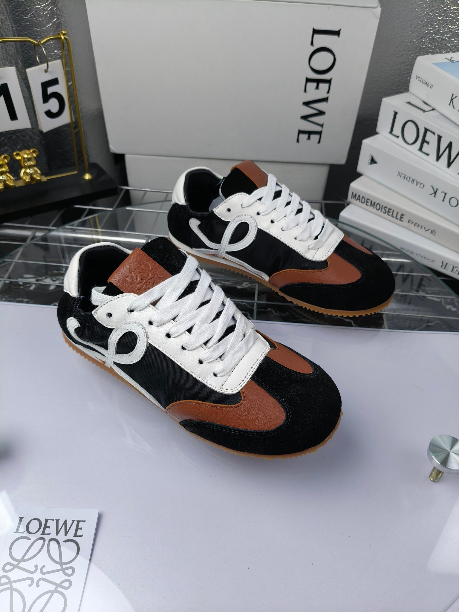 Loewe 罗意威 经典阿甘德训鞋,
情侣款35-46
出厂220
阿甘鞋👇 FLOW RUNNER系列 集复古 时尚 运动为一体
正所谓穿上休闲阿甘鞋 让步伐自由而不羁!这款阿甘鞋主打的就是一个增高得来又舒适 上脚的轻便那是大家想像不到的的~虽然说这个系列颜色比较多哈 但是我们给大家在回来的这两个颜色就是最最最火的配色了~相信咱家准没错 轻便清爽的设计 超级适合这个夏天的穿搭!
阿甘鞋的鞋头部分采用了椭圆形的设计 这种简约复古的风格也正是当下流行的极简主义了吧?
鞋面:由进口高丝光牛反绒➕进口小牛皮➕品牌专用风衣布
多种材质进行拼接 重叠 层次分明 从而呈现出色的层次质感颜值非常出色!
尺码:35-45
原盒包装!