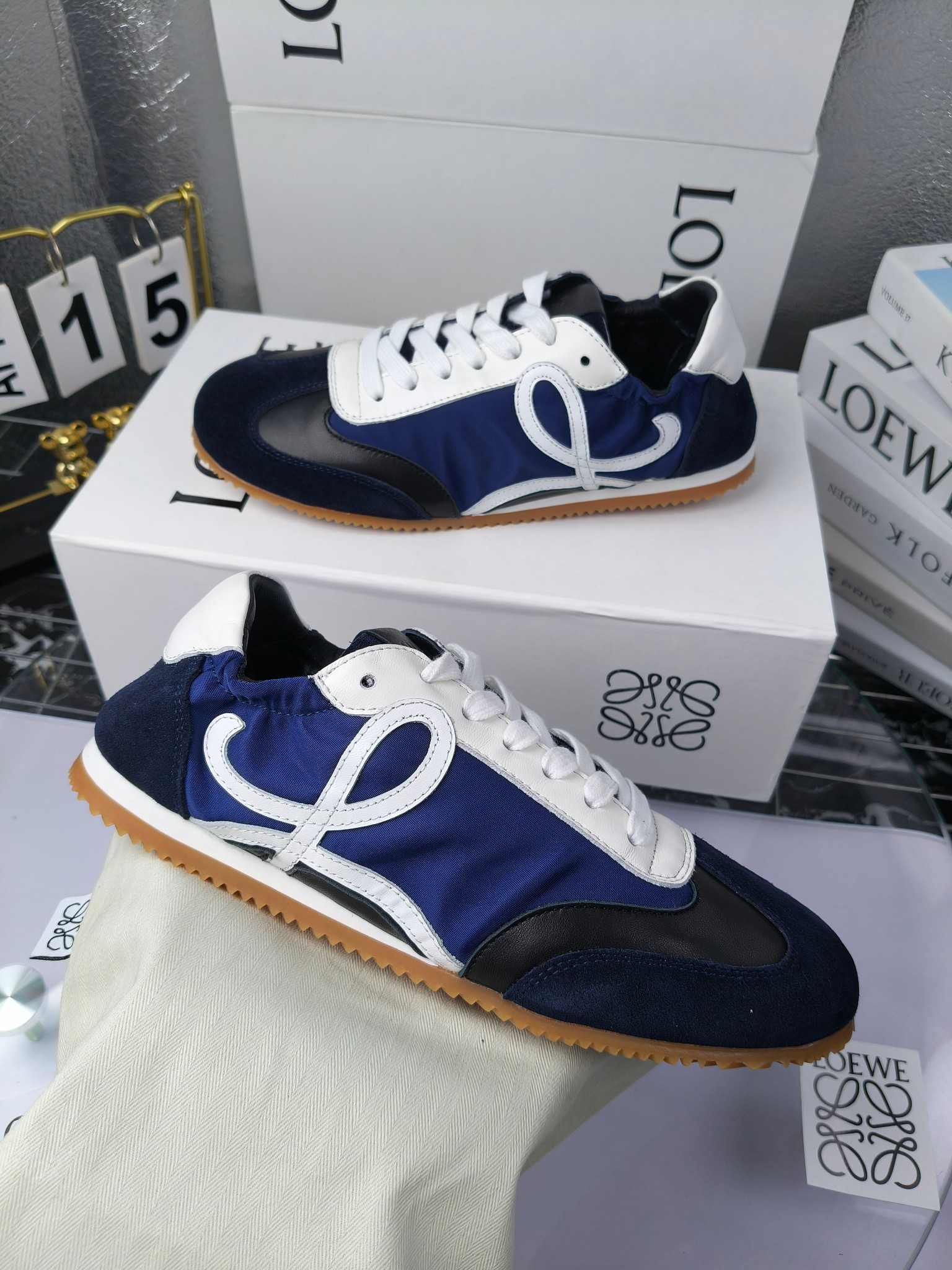 Loewe 罗意威 经典阿甘德训鞋,
情侣款35-46
出厂220
阿甘鞋👇 FLOW RUNNER系列 集复古 时尚 运动为一体
正所谓穿上休闲阿甘鞋 让步伐自由而不羁!这款阿甘鞋主打的就是一个增高得来又舒适 上脚的轻便那是大家想像不到的的~虽然说这个系列颜色比较多哈 但是我们给大家在回来的这两个颜色就是最最最火的配色了~相信咱家准没错 轻便清爽的设计 超级适合这个夏天的穿搭!
阿甘鞋的鞋头部分采用了椭圆形的设计 这种简约复古的风格也正是当下流行的极简主义了吧?
鞋面:由进口高丝光牛反绒➕进口小牛皮➕品牌专用风衣布
多种材质进行拼接 重叠 层次分明 从而呈现出色的层次质感颜值非常出色!
尺码:35-45
原盒包装!