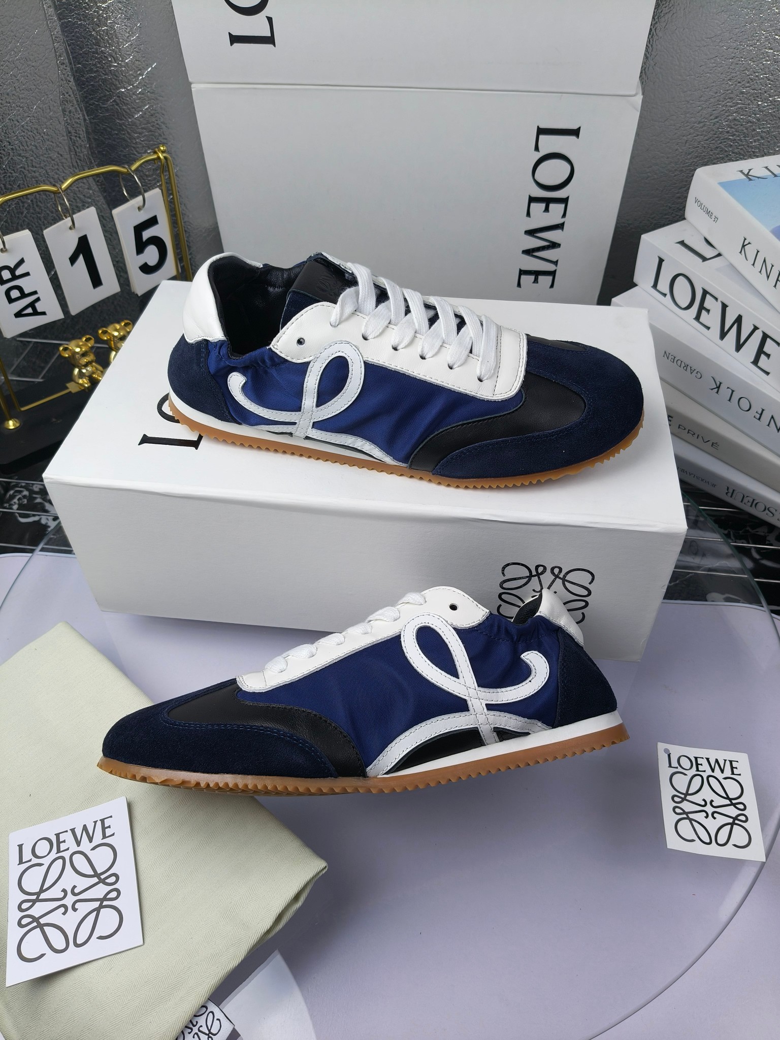Loewe 罗意威 经典阿甘德训鞋,
情侣款35-46
出厂220
阿甘鞋👇 FLOW RUNNER系列 集复古 时尚 运动为一体
正所谓穿上休闲阿甘鞋 让步伐自由而不羁!这款阿甘鞋主打的就是一个增高得来又舒适 上脚的轻便那是大家想像不到的的~虽然说这个系列颜色比较多哈 但是我们给大家在回来的这两个颜色就是最最最火的配色了~相信咱家准没错 轻便清爽的设计 超级适合这个夏天的穿搭!
阿甘鞋的鞋头部分采用了椭圆形的设计 这种简约复古的风格也正是当下流行的极简主义了吧?
鞋面:由进口高丝光牛反绒➕进口小牛皮➕品牌专用风衣布
多种材质进行拼接 重叠 层次分明 从而呈现出色的层次质感颜值非常出色!
尺码:35-45
原盒包装!