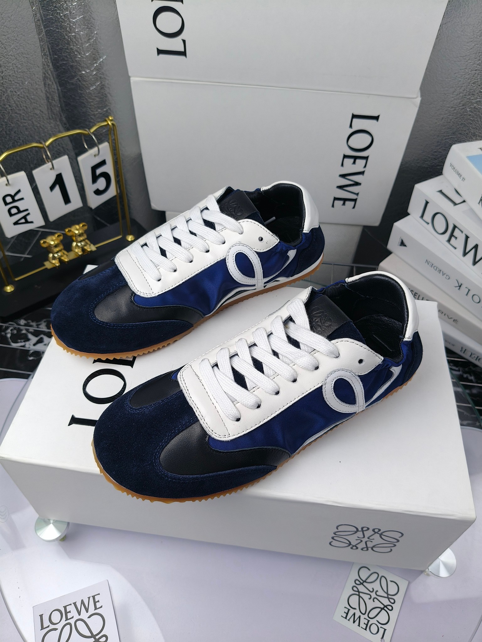 Loewe 罗意威 经典阿甘德训鞋,
情侣款35-46
出厂220
阿甘鞋👇 FLOW RUNNER系列 集复古 时尚 运动为一体
正所谓穿上休闲阿甘鞋 让步伐自由而不羁!这款阿甘鞋主打的就是一个增高得来又舒适 上脚的轻便那是大家想像不到的的~虽然说这个系列颜色比较多哈 但是我们给大家在回来的这两个颜色就是最最最火的配色了~相信咱家准没错 轻便清爽的设计 超级适合这个夏天的穿搭!
阿甘鞋的鞋头部分采用了椭圆形的设计 这种简约复古的风格也正是当下流行的极简主义了吧?
鞋面:由进口高丝光牛反绒➕进口小牛皮➕品牌专用风衣布
多种材质进行拼接 重叠 层次分明 从而呈现出色的层次质感颜值非常出色!
尺码:35-45
原盒包装!